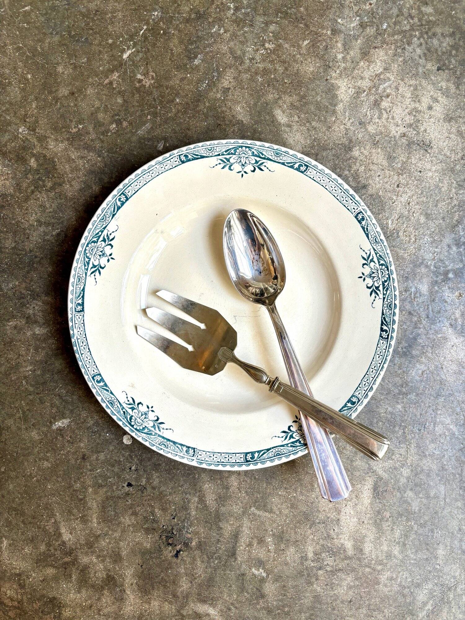 Longchamp hollow round dish in iron earth, "Lily" service