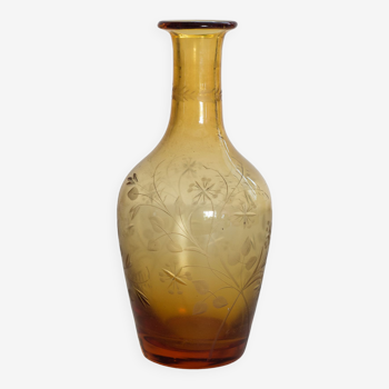 Vase gravé