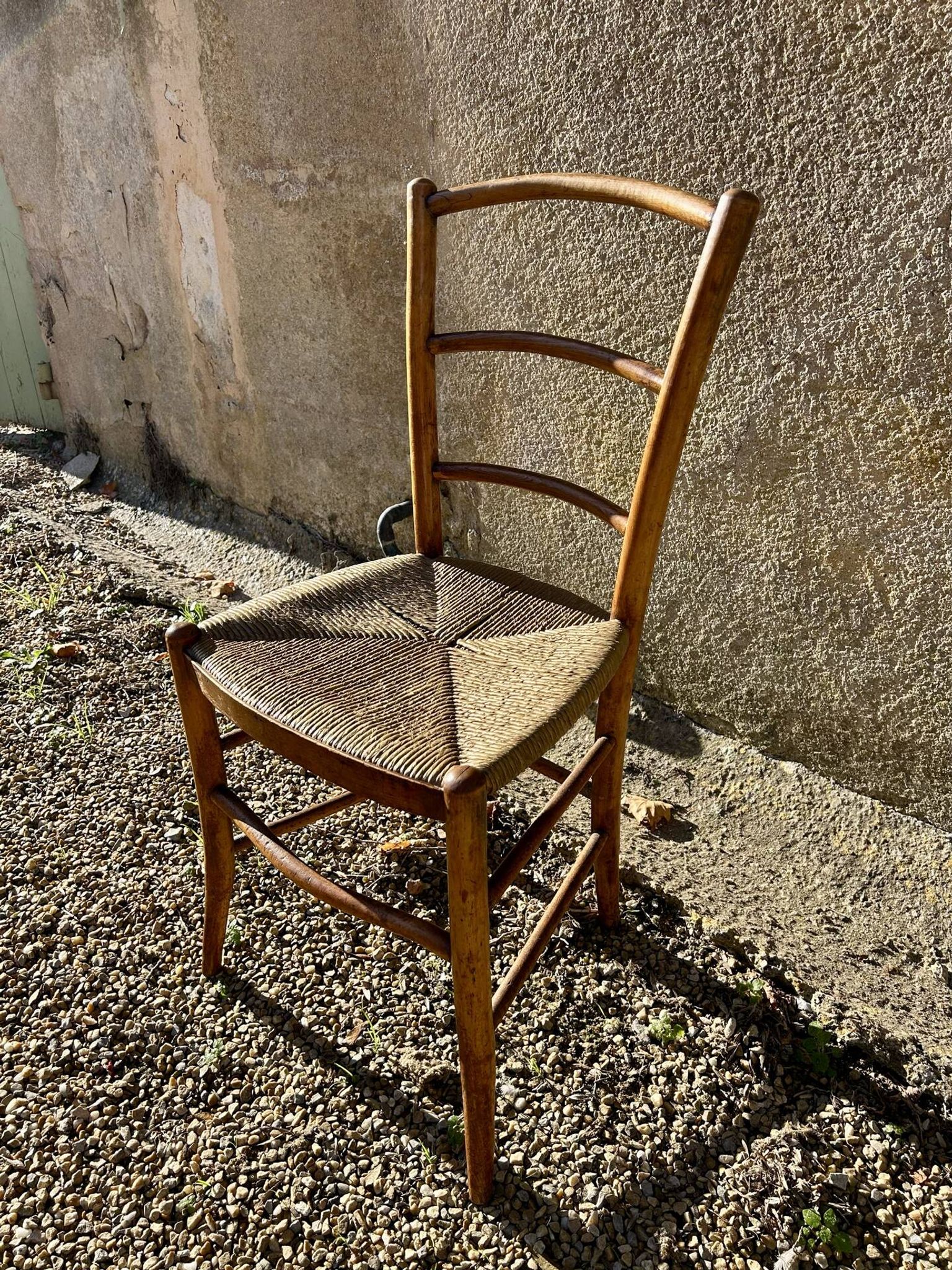 Chaise paillée vintage dorée
