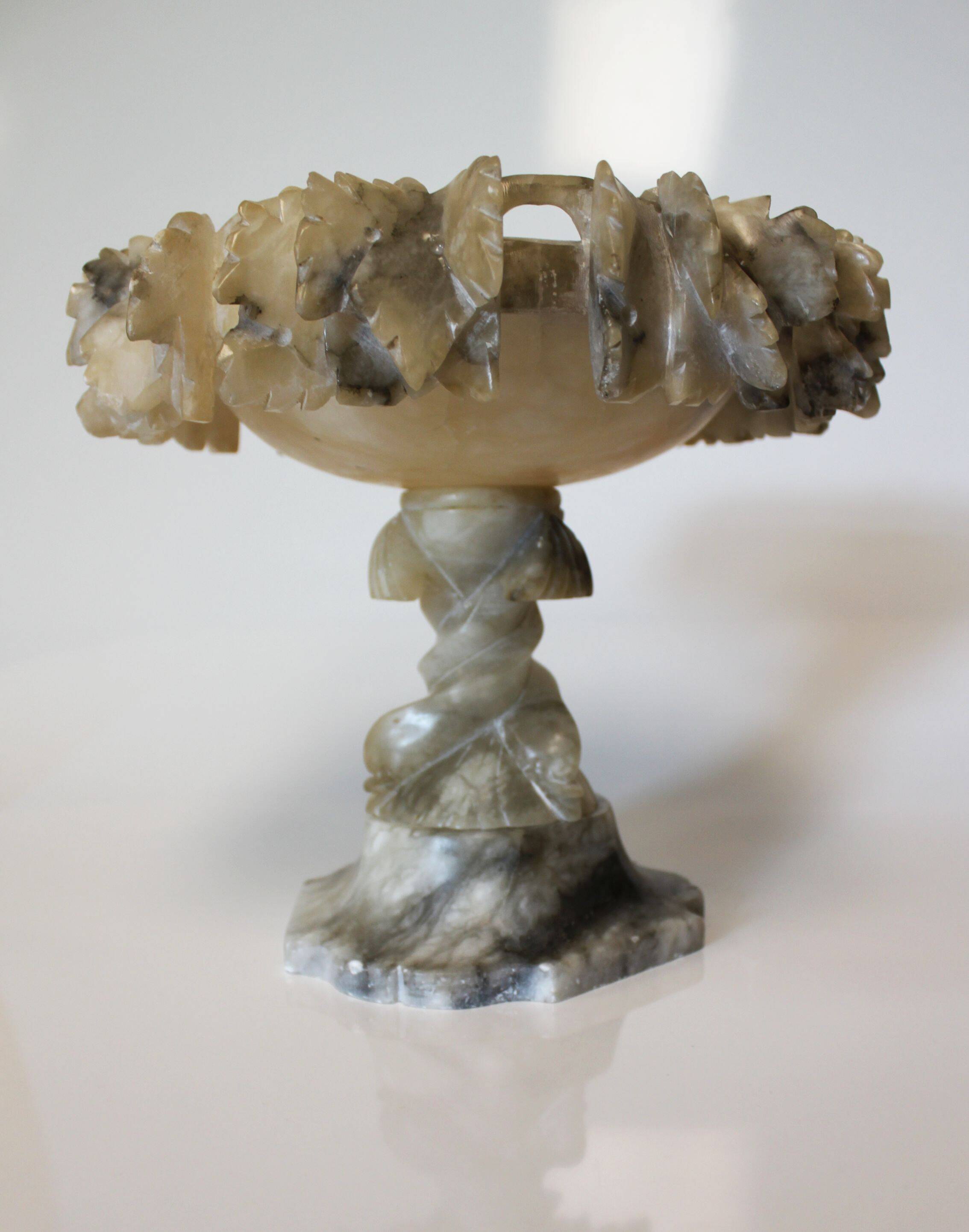 Centre de table “Tazza” en albâtre, Italie, XIXème.
