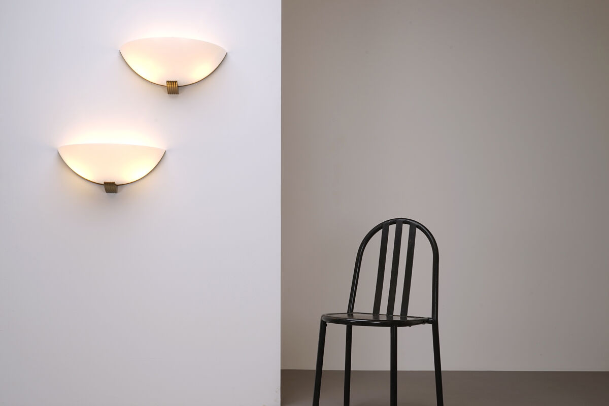 Paire d'appliques Art Déco en laiton et perspex