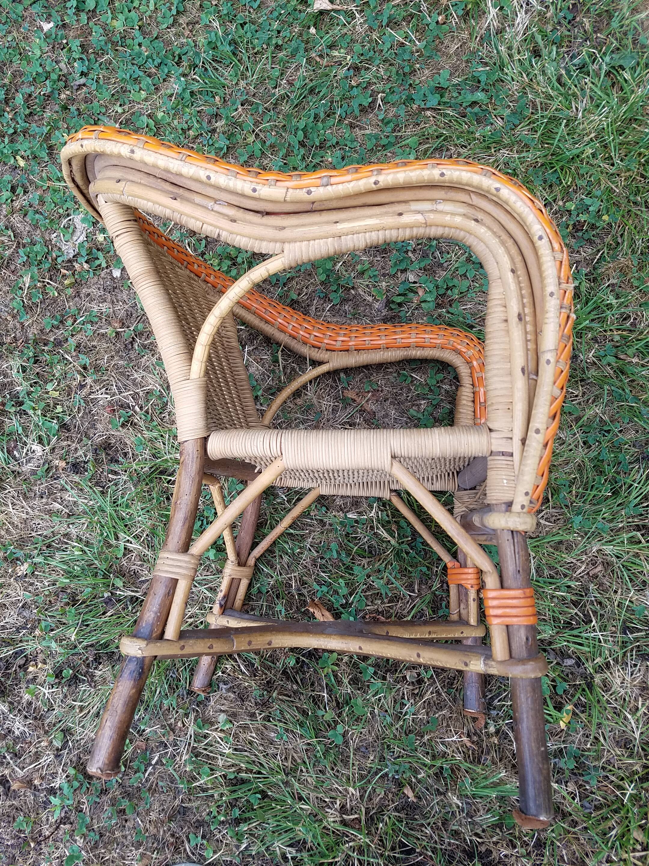Fauteuil et table en rotin pour enfant