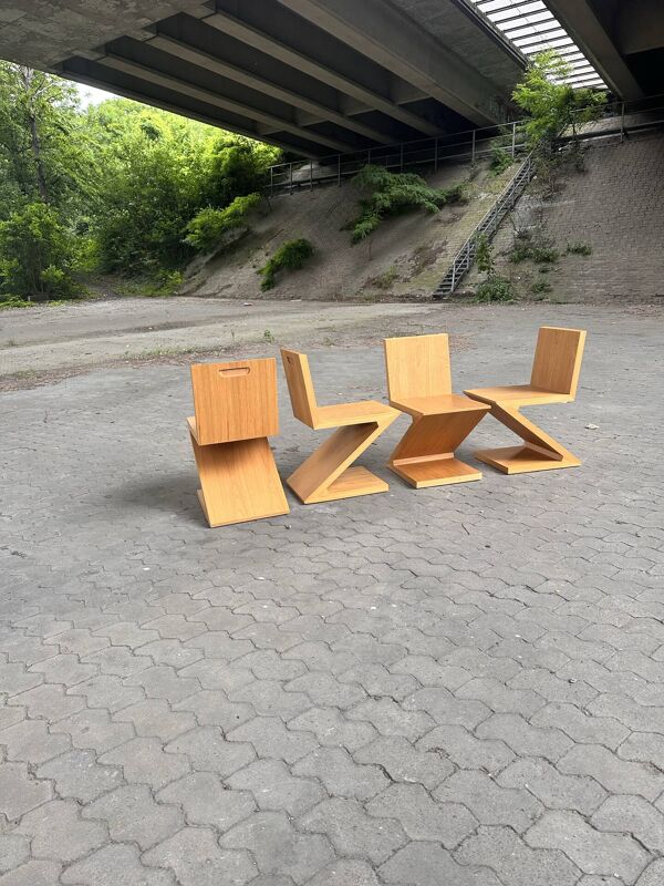 Suite de 4 chaises Zig-Zag architecturales, production néerlandaise, a