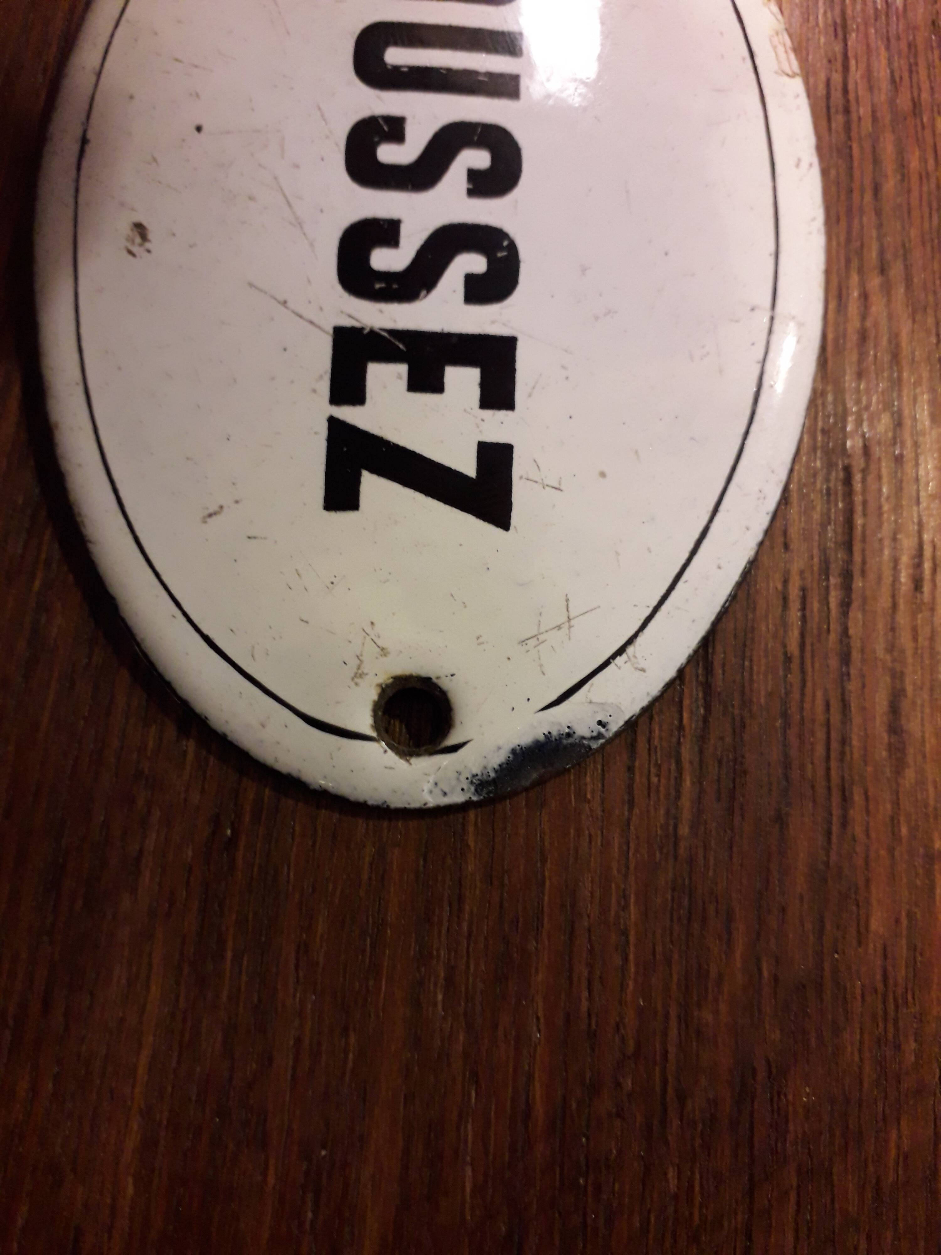 Enamelled plate: push