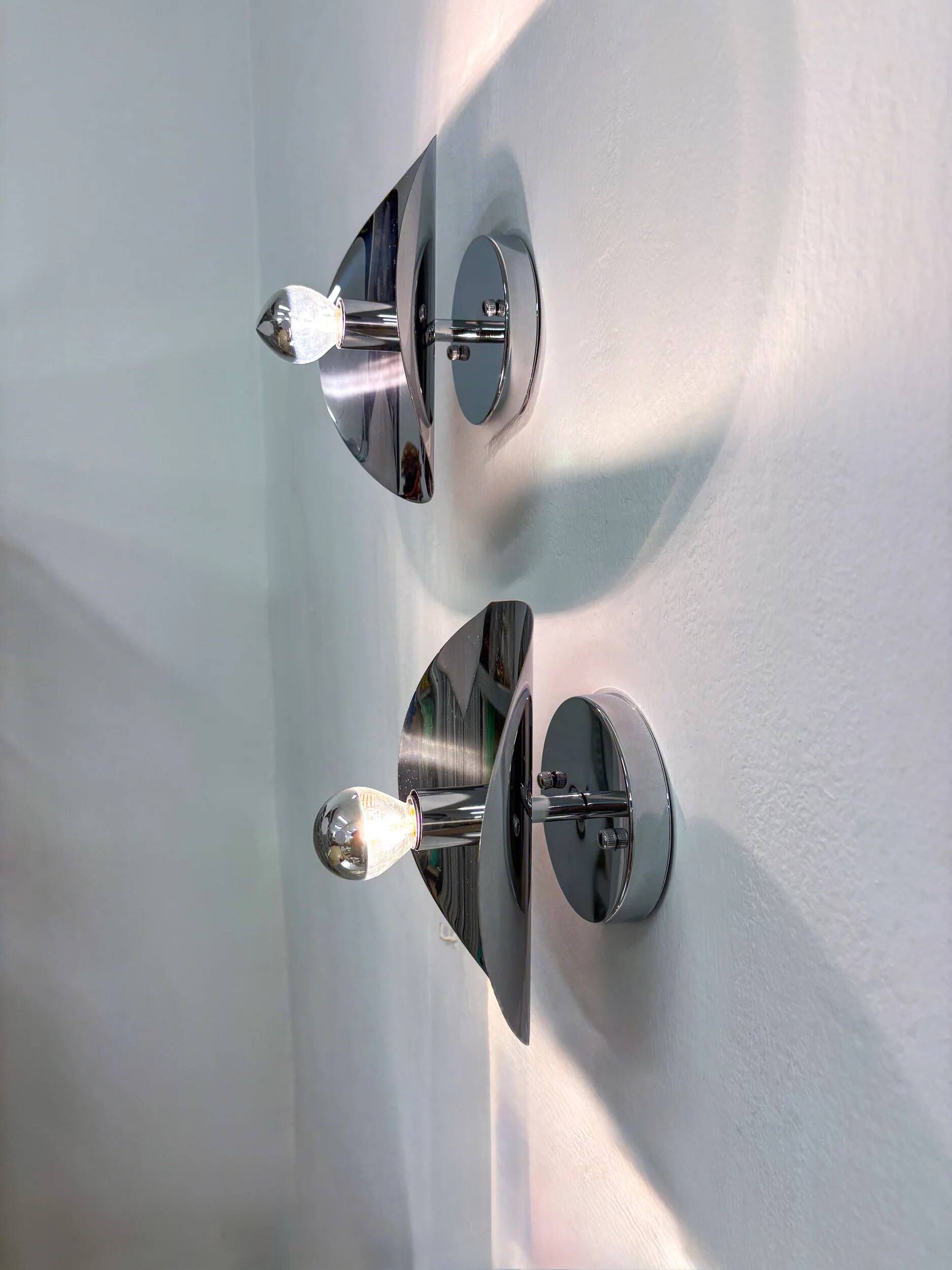 Paire de lampes murales "Folio", style spatial, métal chromé, Italie, 1970