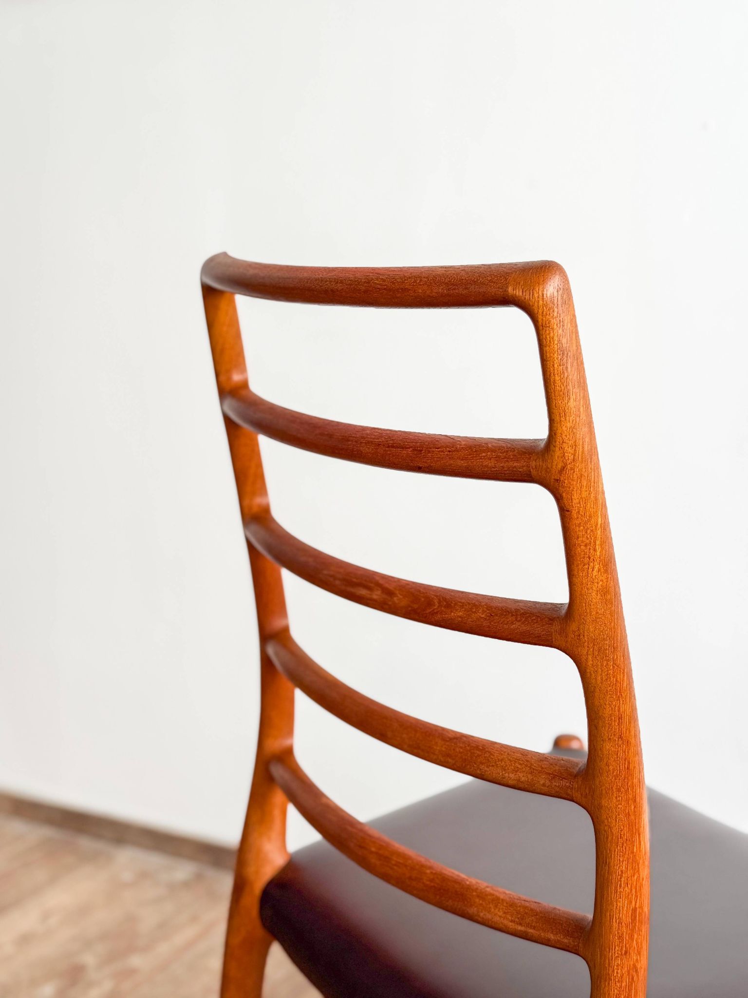 Chaise modèle 82 « Ambassade » en teck massif par Niels O. Møller, Danemark