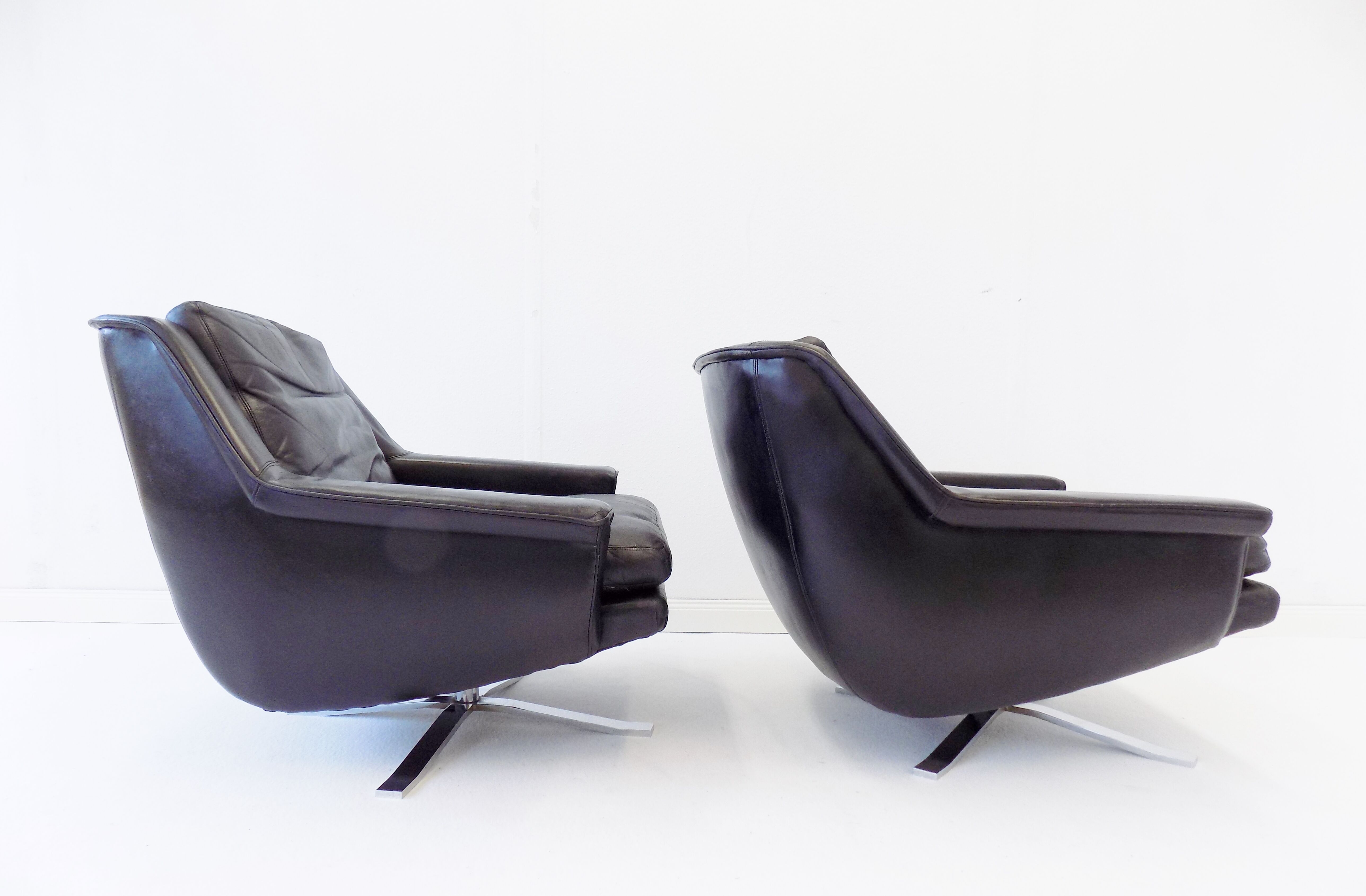 ESA model 802 pair of black leather lounge chairs by Werner Langenfeld