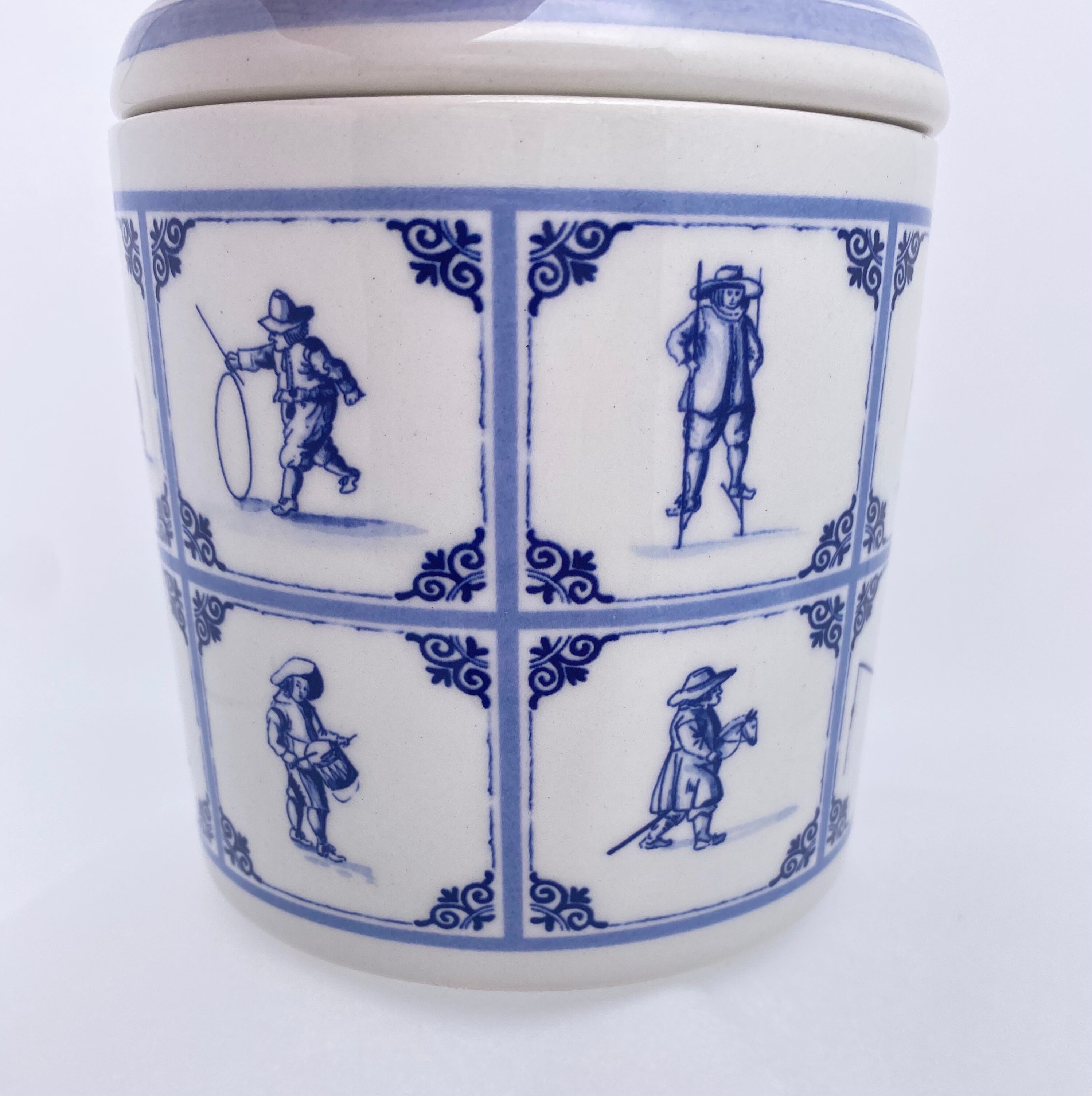 Delft earthenware pot