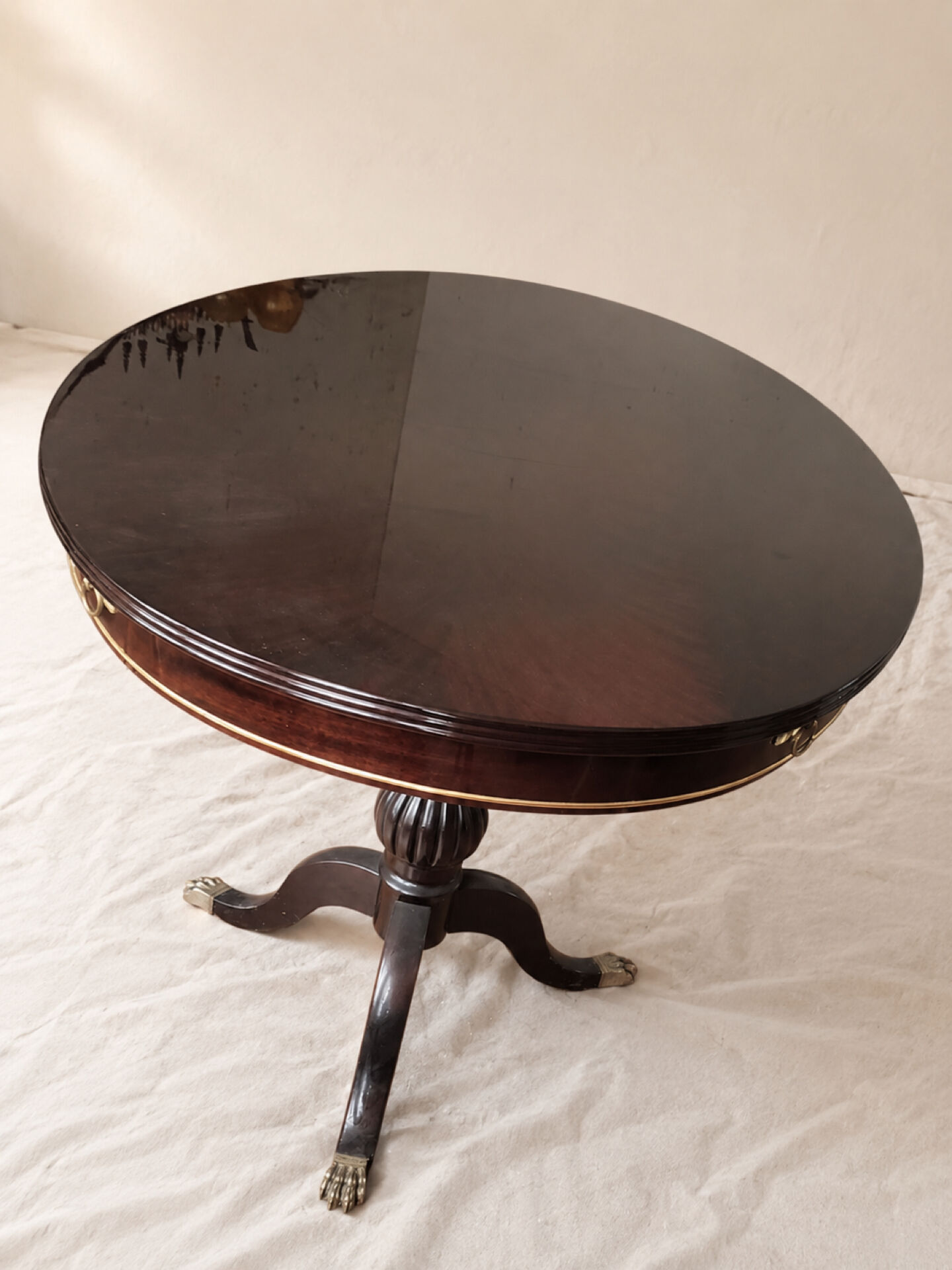 Table ovale extensible en acajou verni, pattes de lion et détails doré