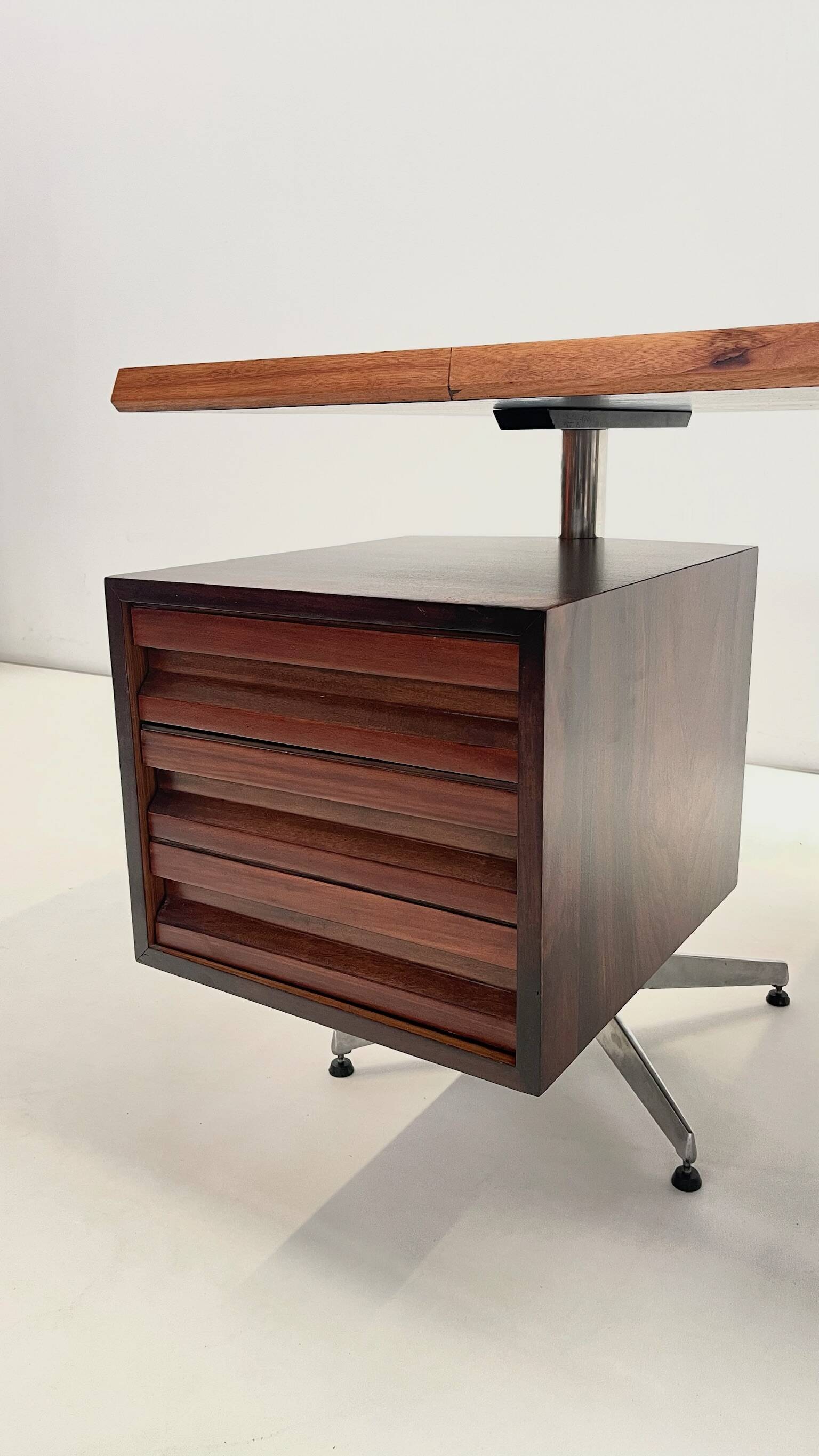 Early commissionned variant of a 'T95' Desk