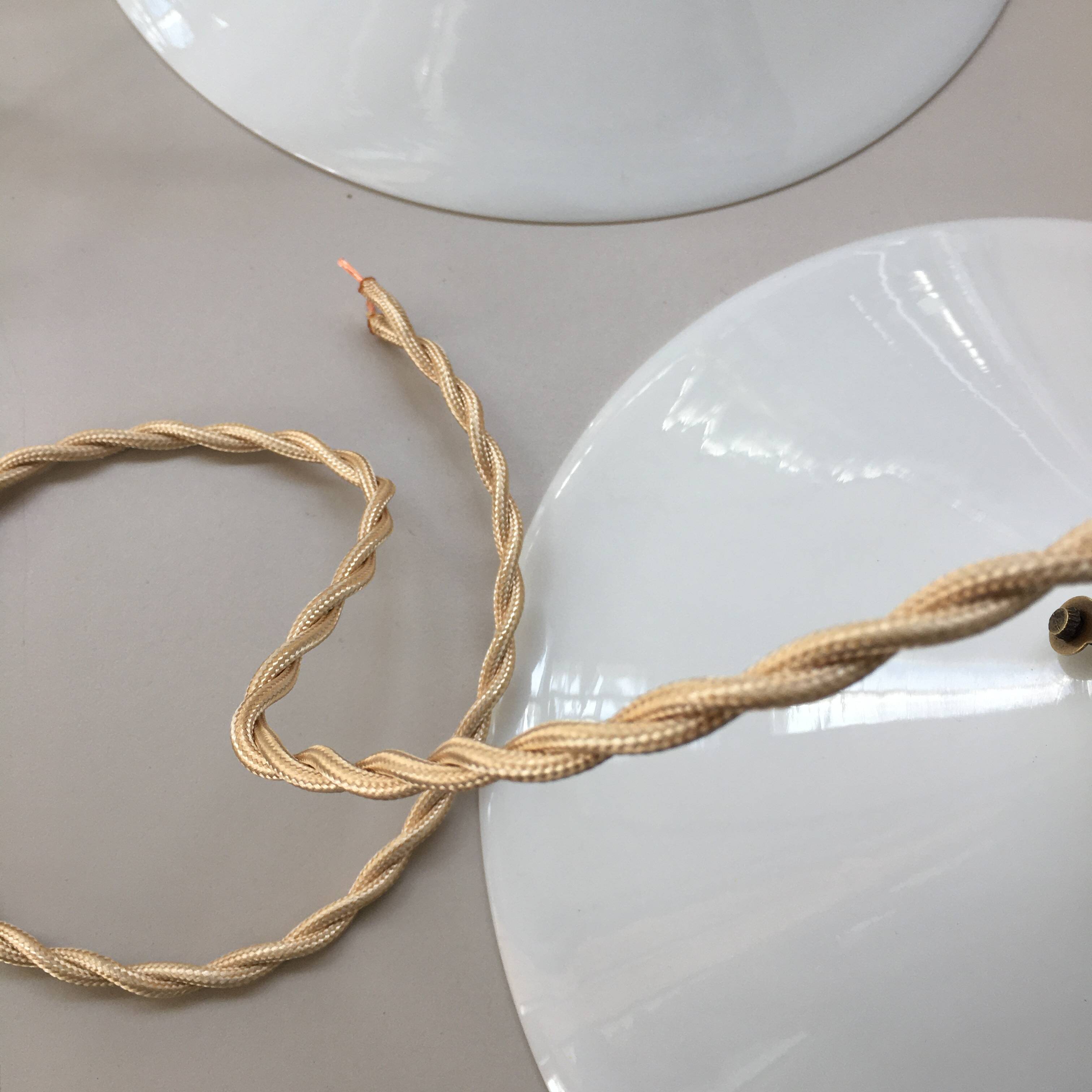 Paire de suspensions vintage en opaline blanche