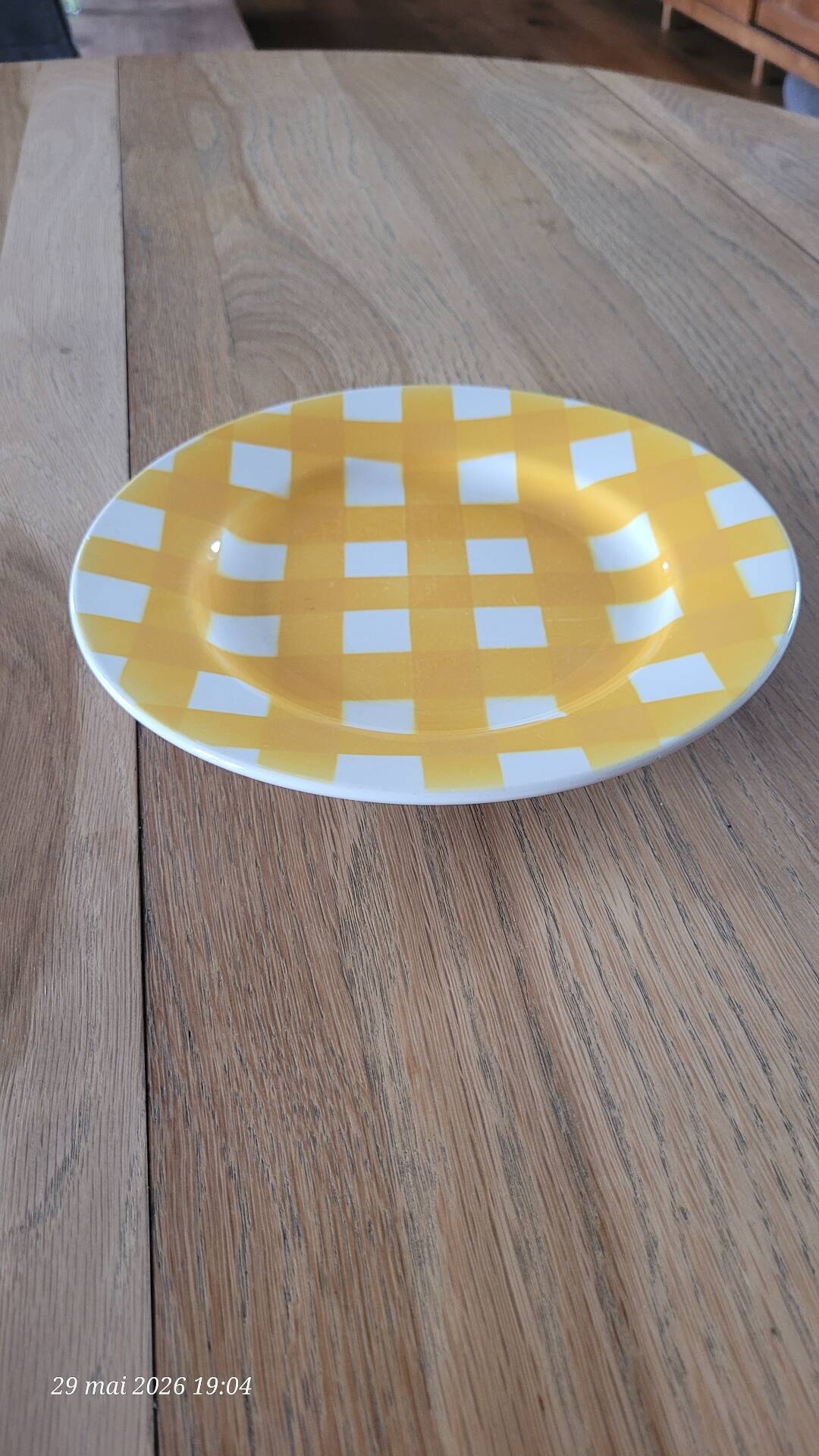 Une assiette plate Sarreguemines jaune et blanc