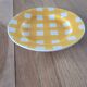 Une assiette plate Sarreguemines jaune et blanc