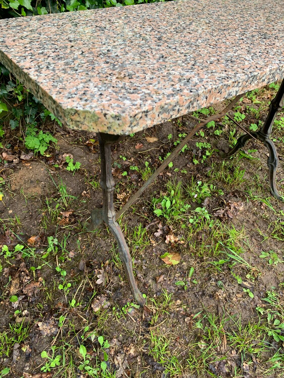 Table de bidtrot des annees 50 en fer forge et granit gris/rose