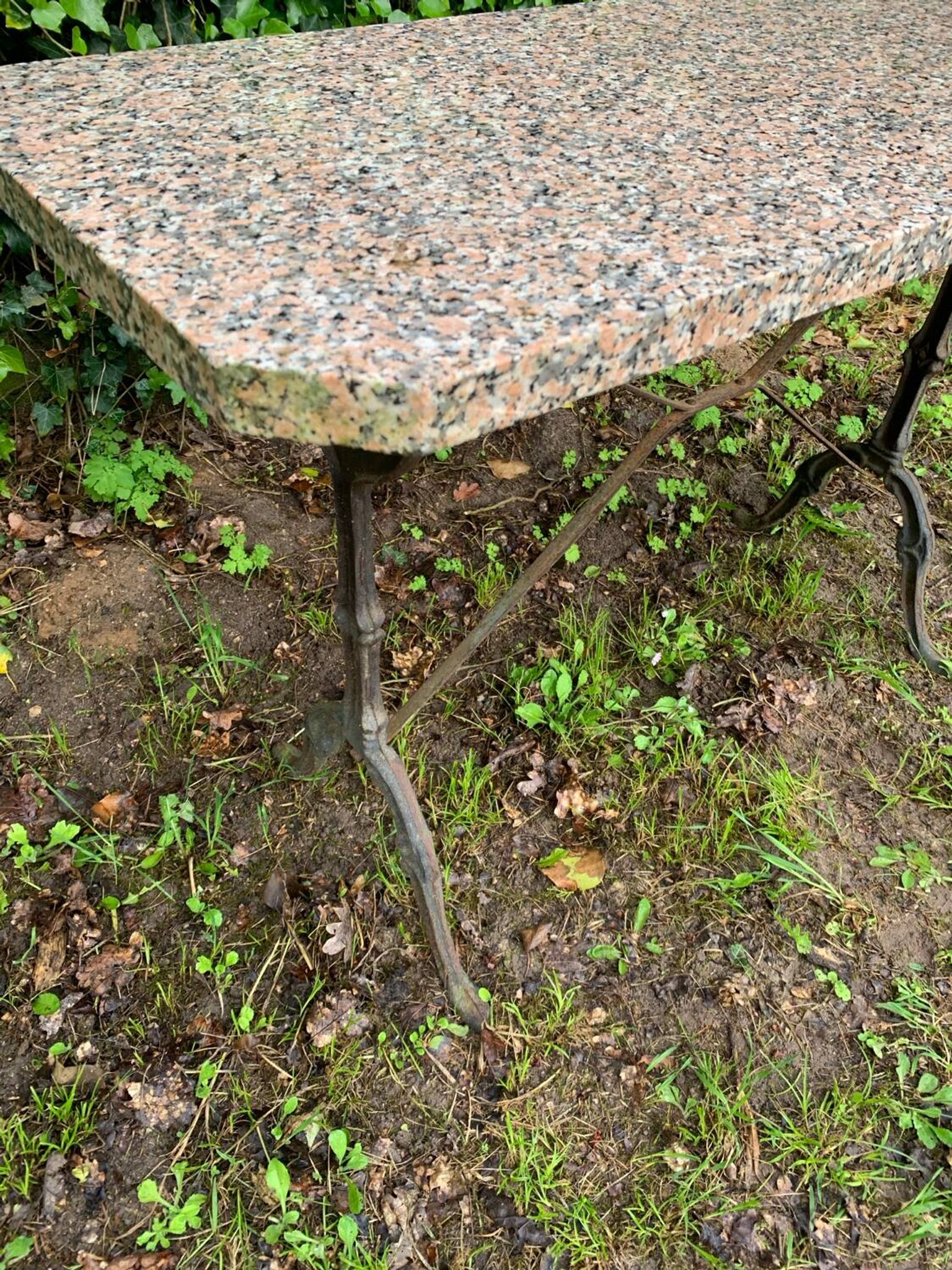 Table de bidtrot des annees 50 en fer forge et granit gris/rose