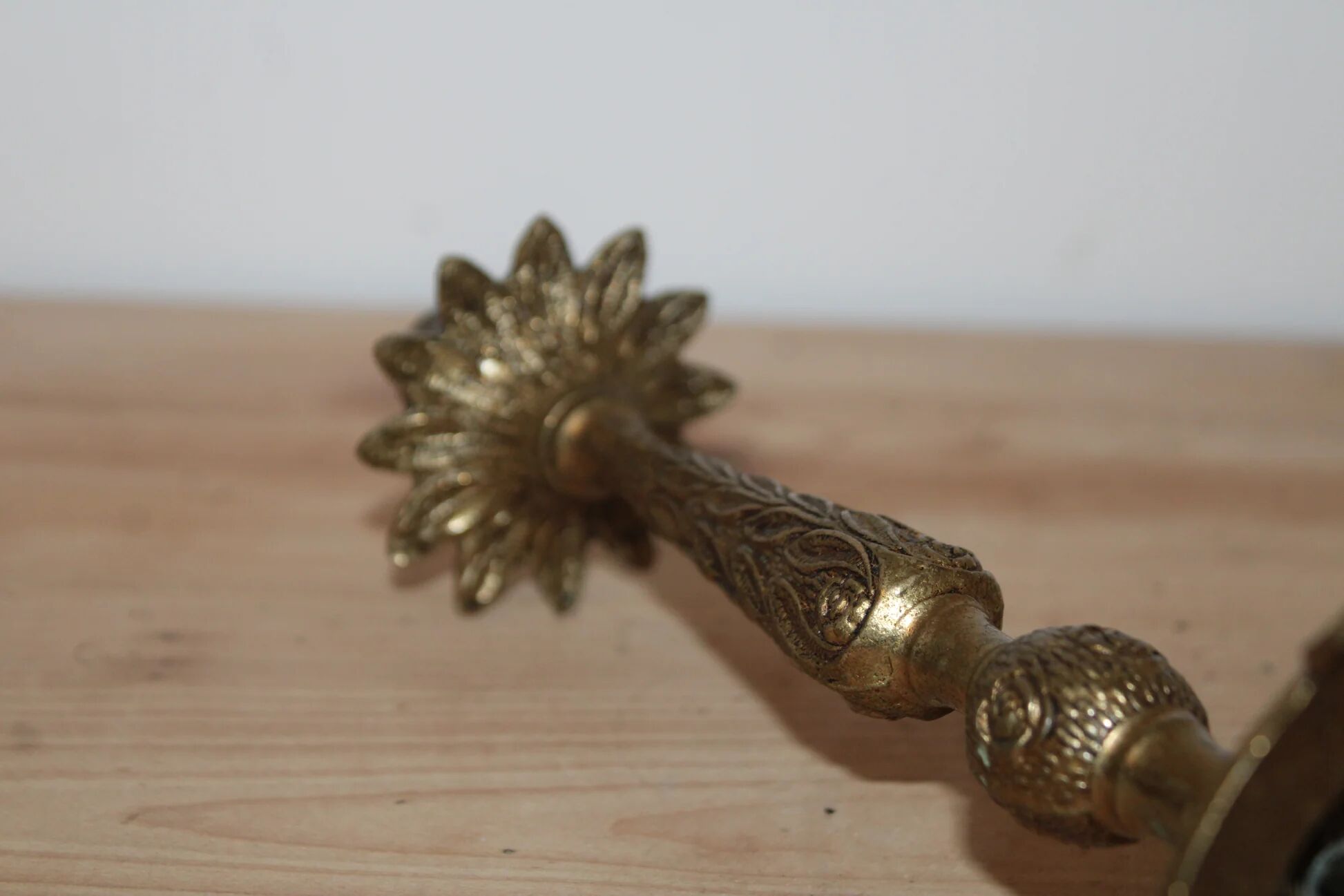 Vintage lamp base in patinated gold metal – foliage decor – 25 cm