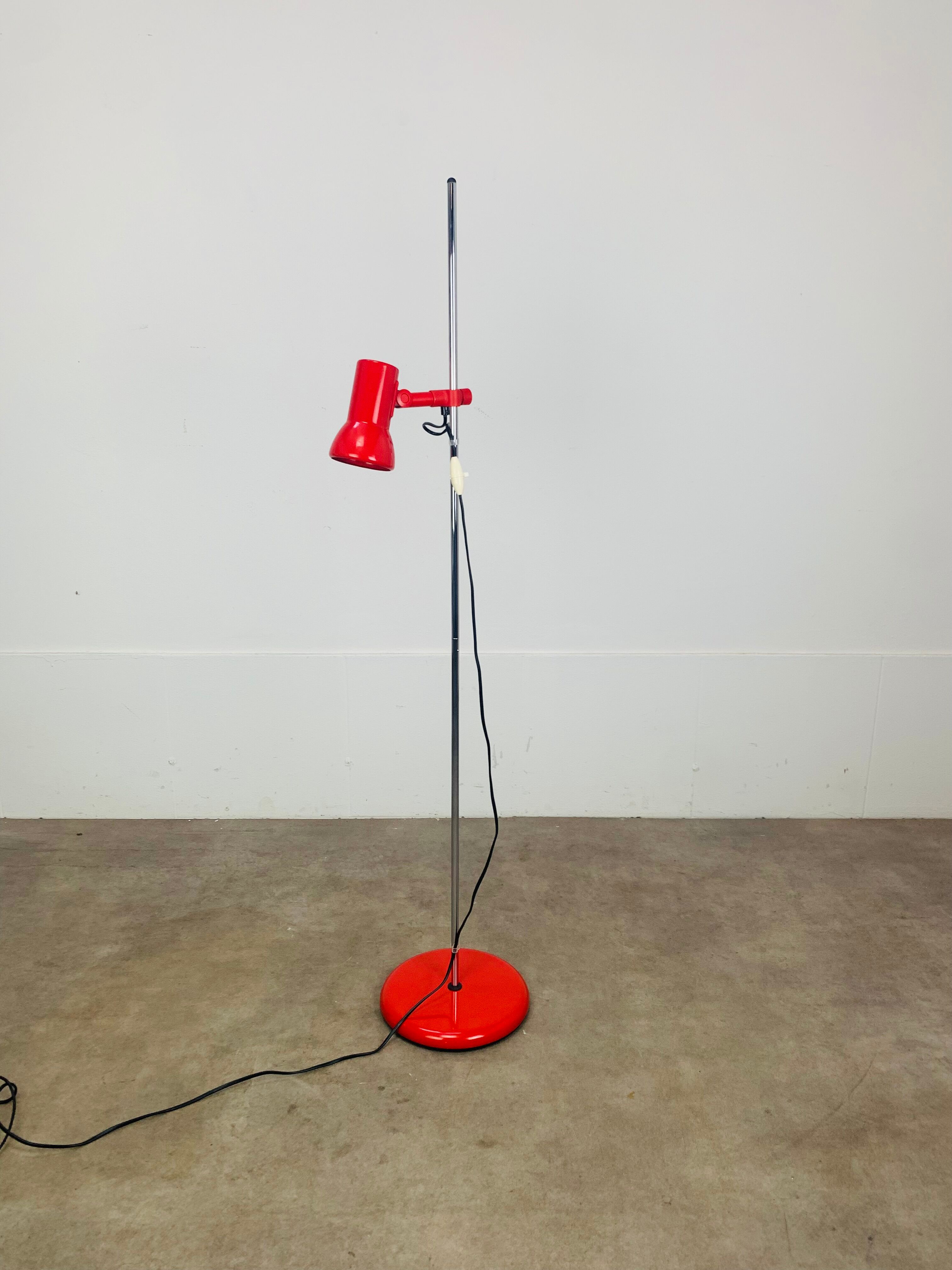 Miwi red metal spot floor lamp, vintage