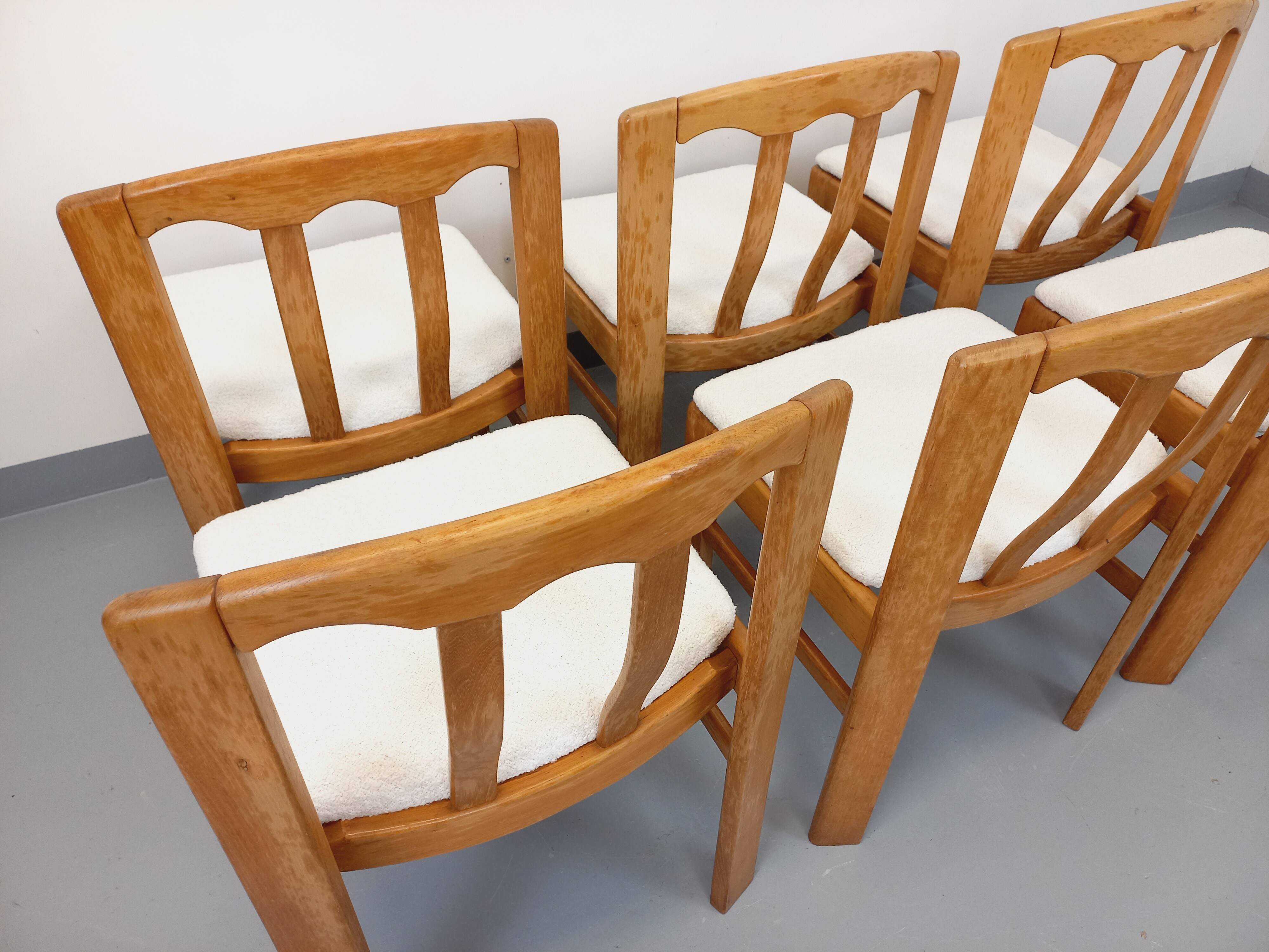 Set of 6 vintage chairs in elm wood and bouclé fabric from the 70s