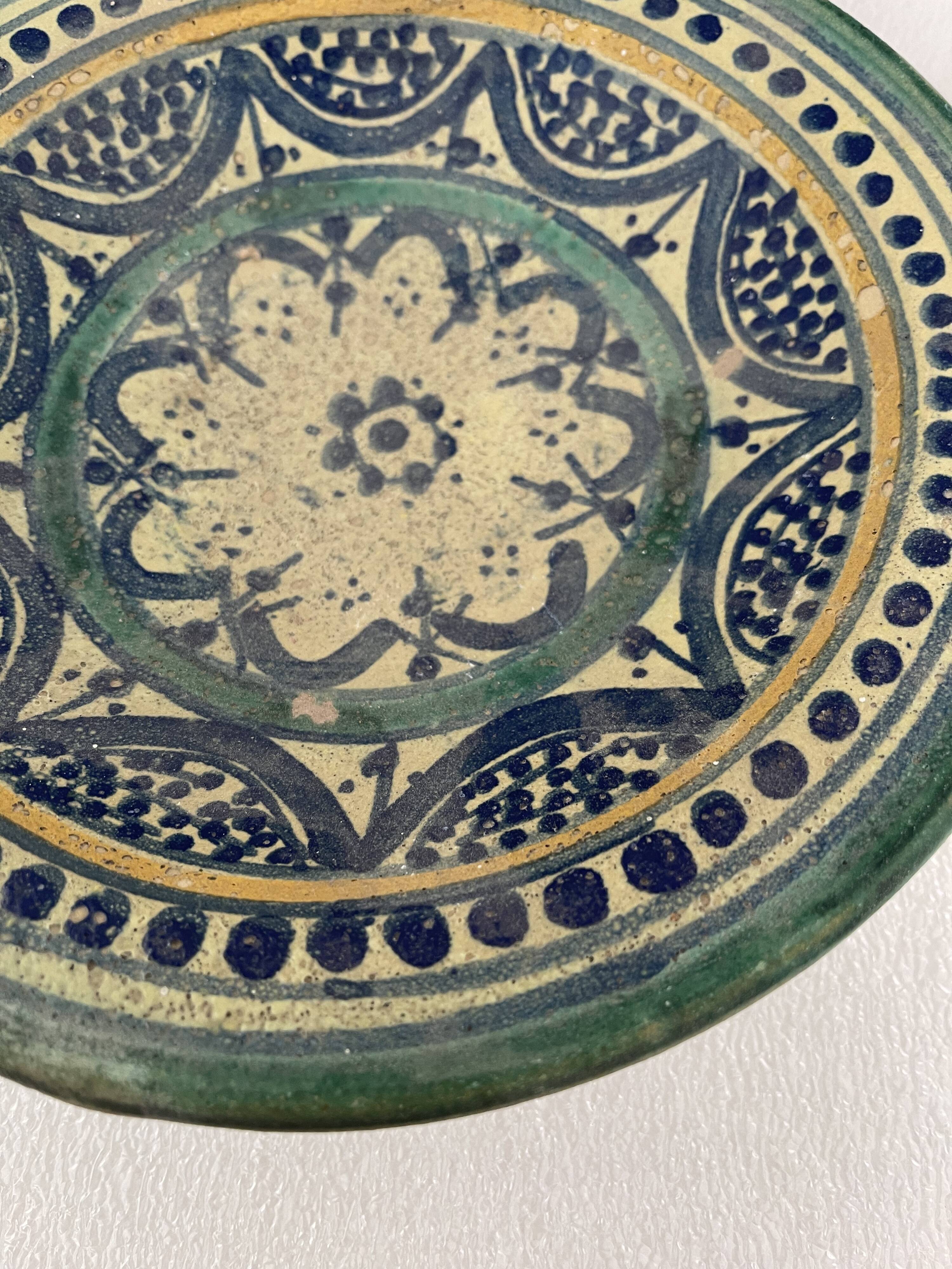 Tunisia ceramic flat glaze cream not very dense diameter 23 cm XVII or XVIII