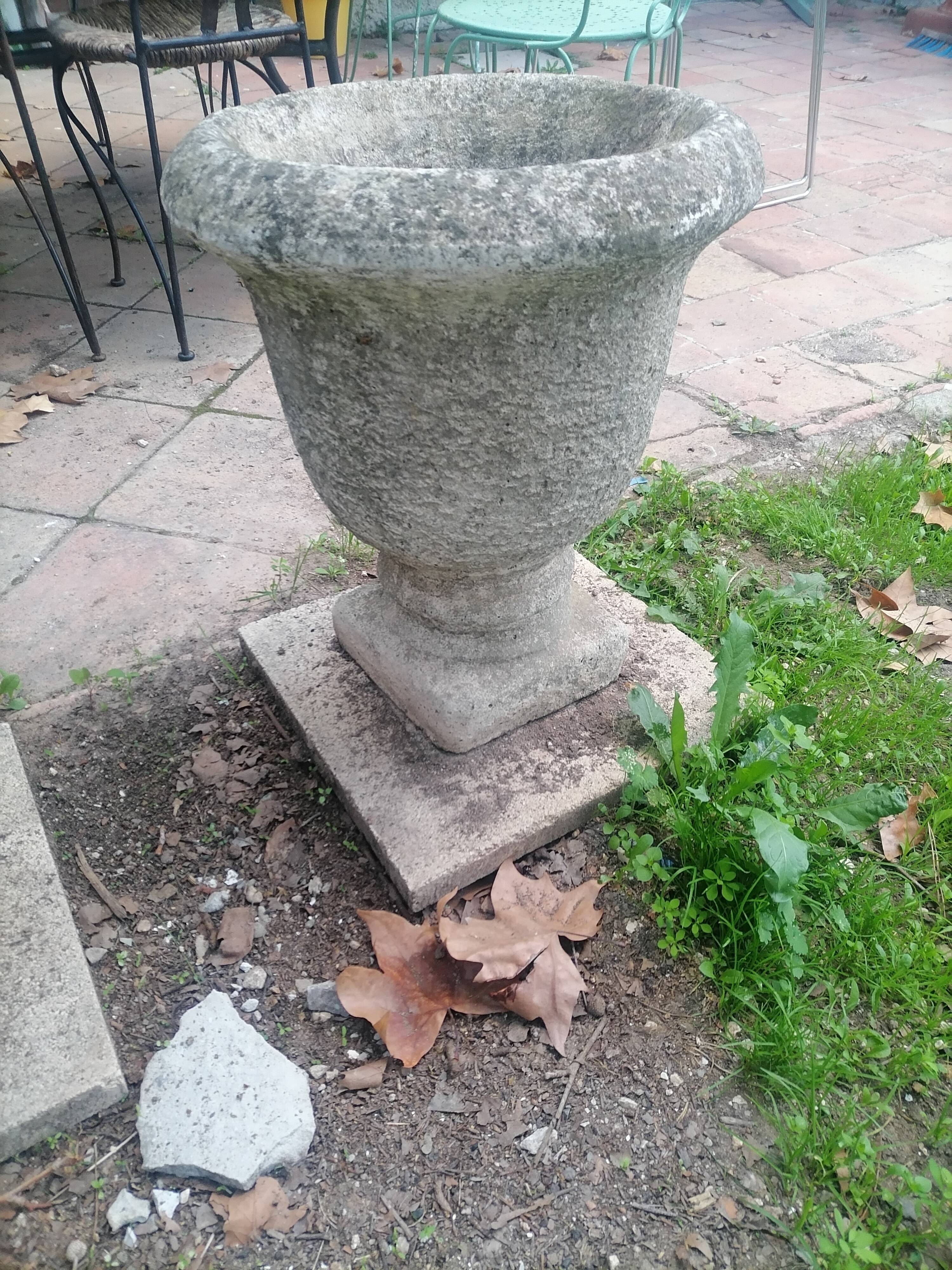 Pair of Medici basins from the 40s - 50s. Garden decoration.