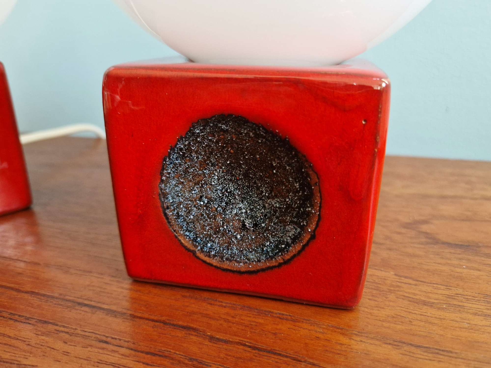 Paire de lampes de chevet en céramique rouge et opaline blanche, 1970