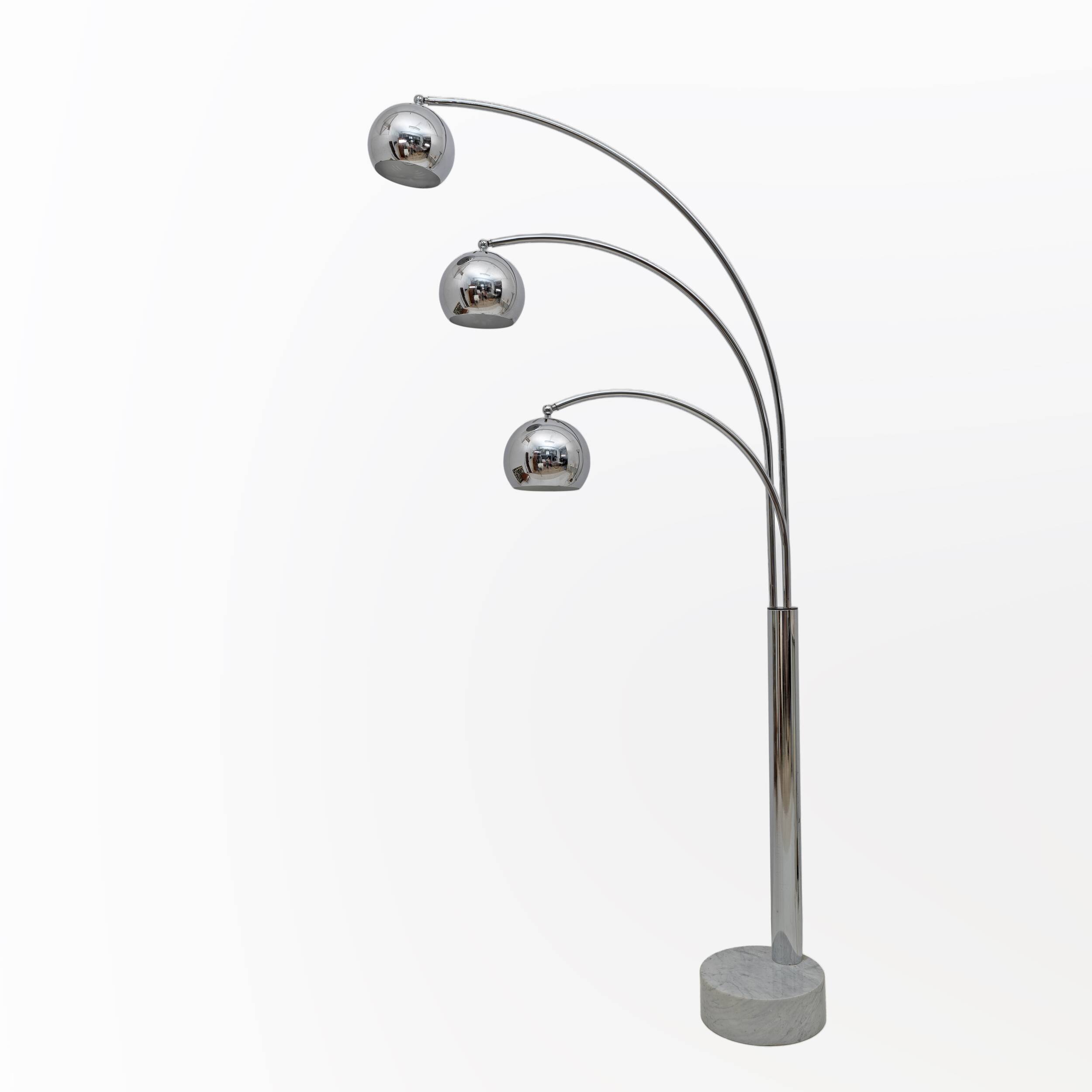 Lampadaire en métal chromé et marbre de style mid-century moderne Goffredo Reggiani, 60.