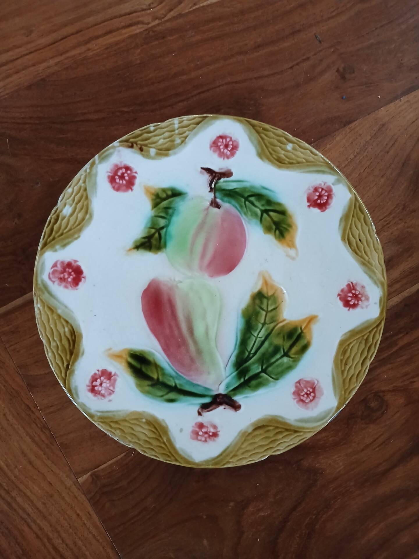 Assiette ancienne en barbotine