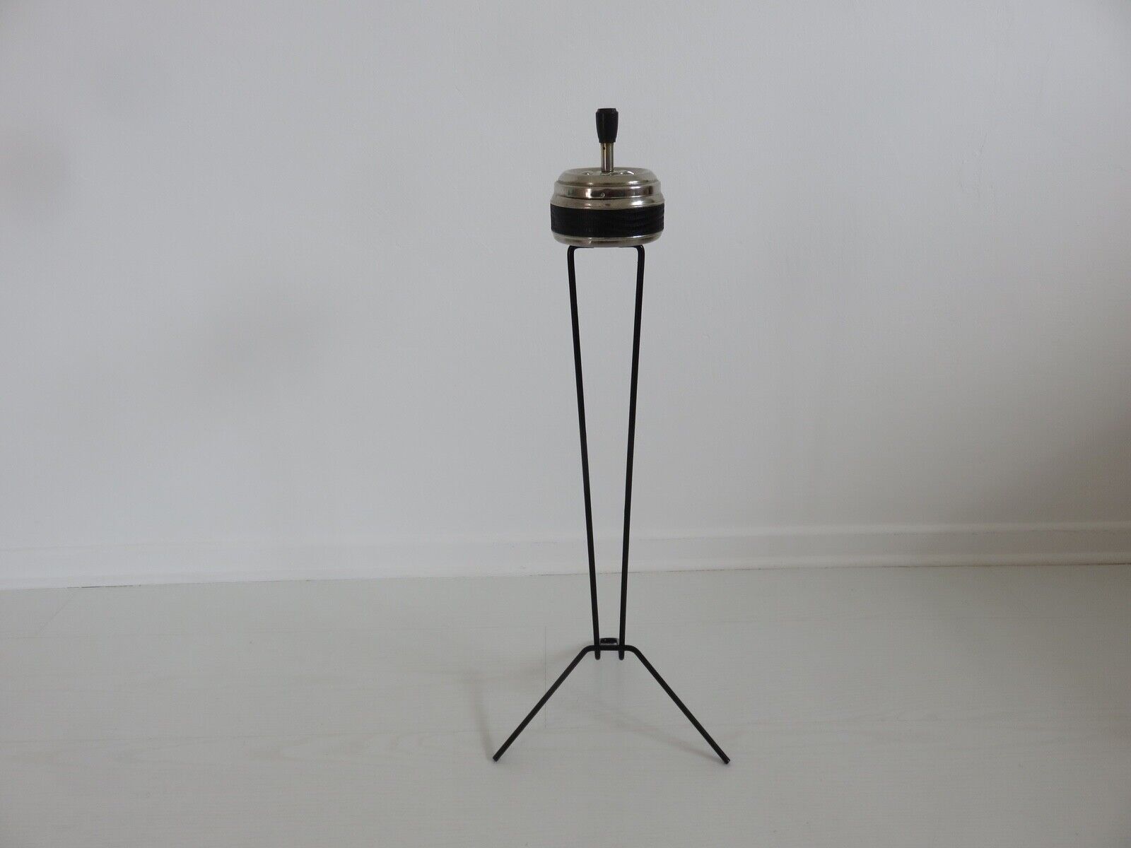 Minimalist tripod ashtray in black lacquered metal 50s 60s