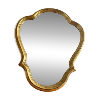 Miroir mural dans un cadre en bois doré