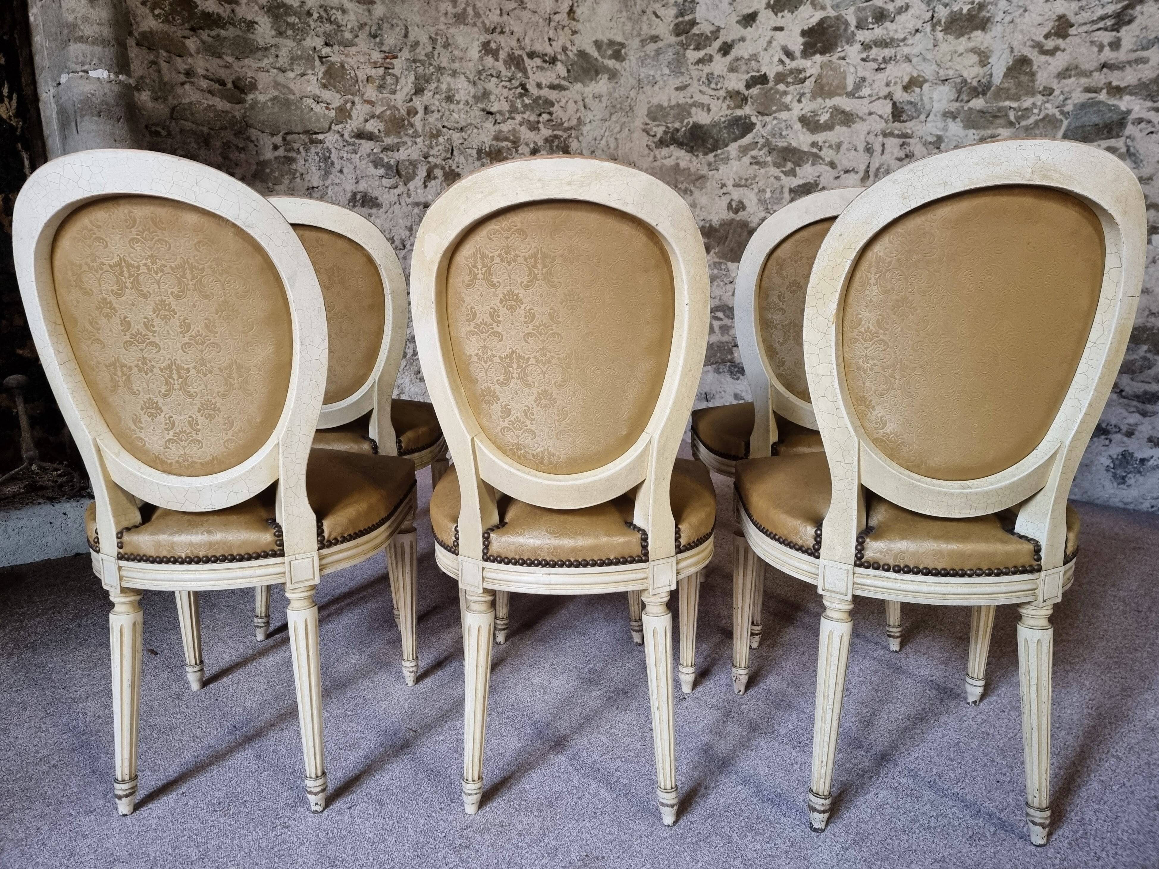 Chaises de salle à manger Louis XVI vintage – Ensemble de 8 chaises françaises sculptées en bois avec revêtement en simili cuir damassé caramel, années 1920/1930
