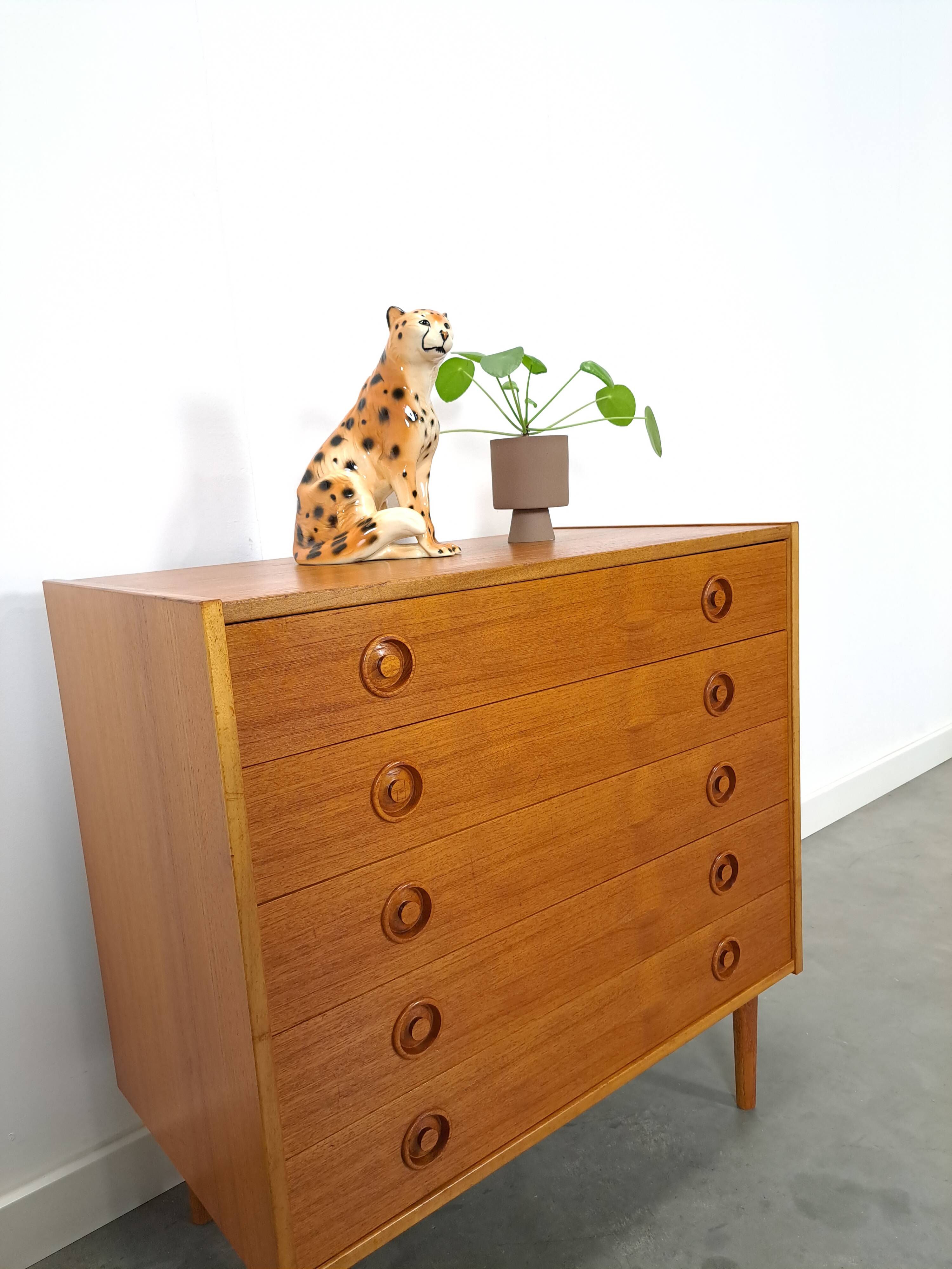 Commode en teck du Danemark avec 5 tiroirs.