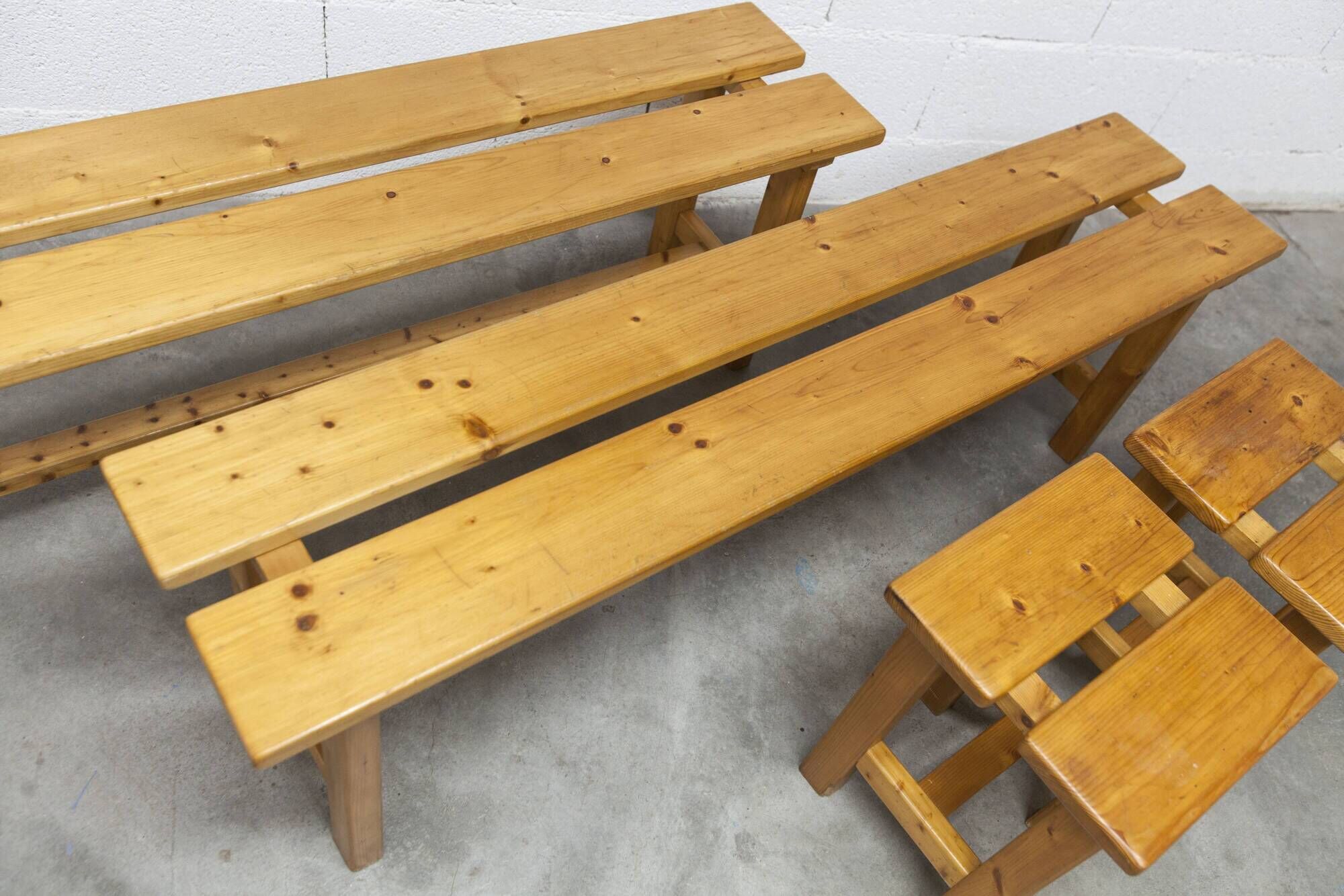 Set of 2 benches and 2 stools in pine, 1970s mountain style.