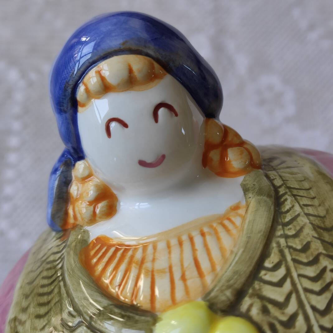 Pot slip woman with bouquet