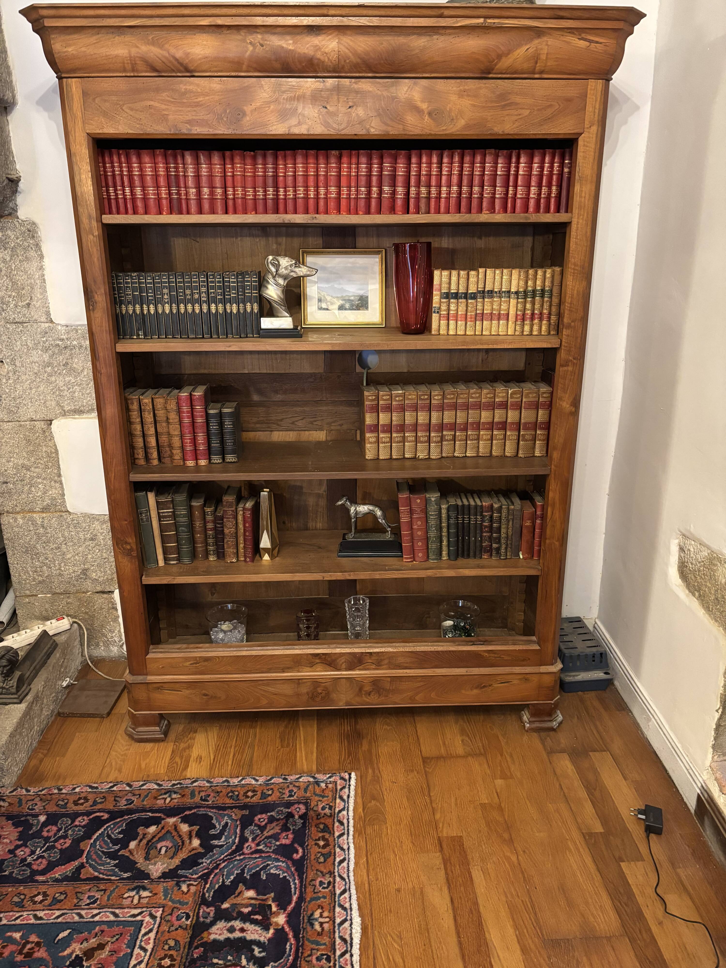 Grande bibliothèque vintage en acajou ouverte avec cinq étagères réglables.