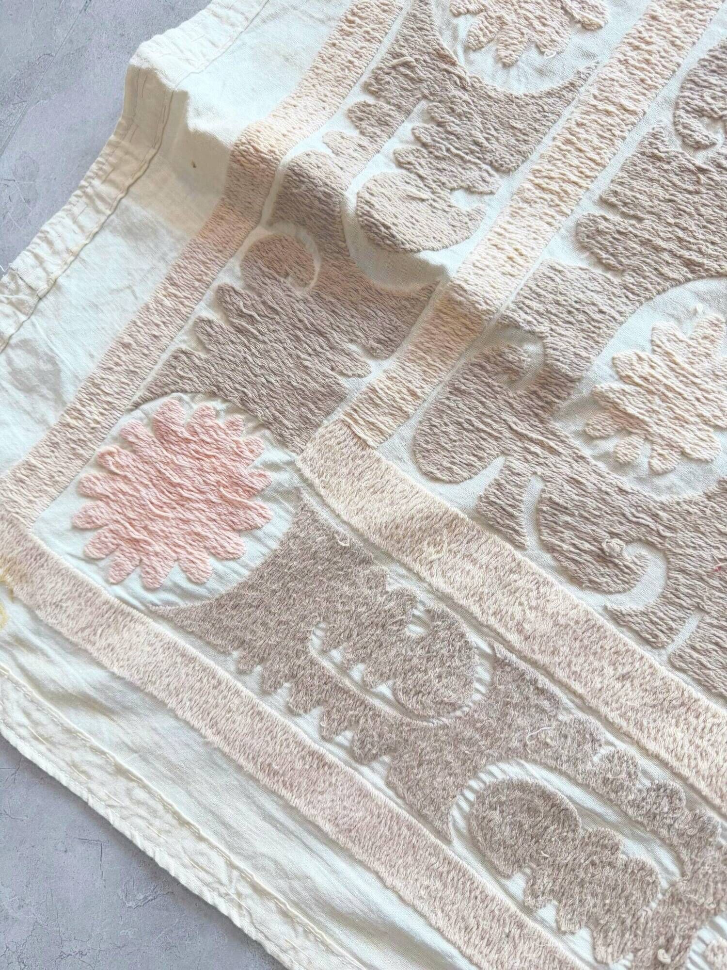 Nappe brodée à la main vintage 127x137 cm