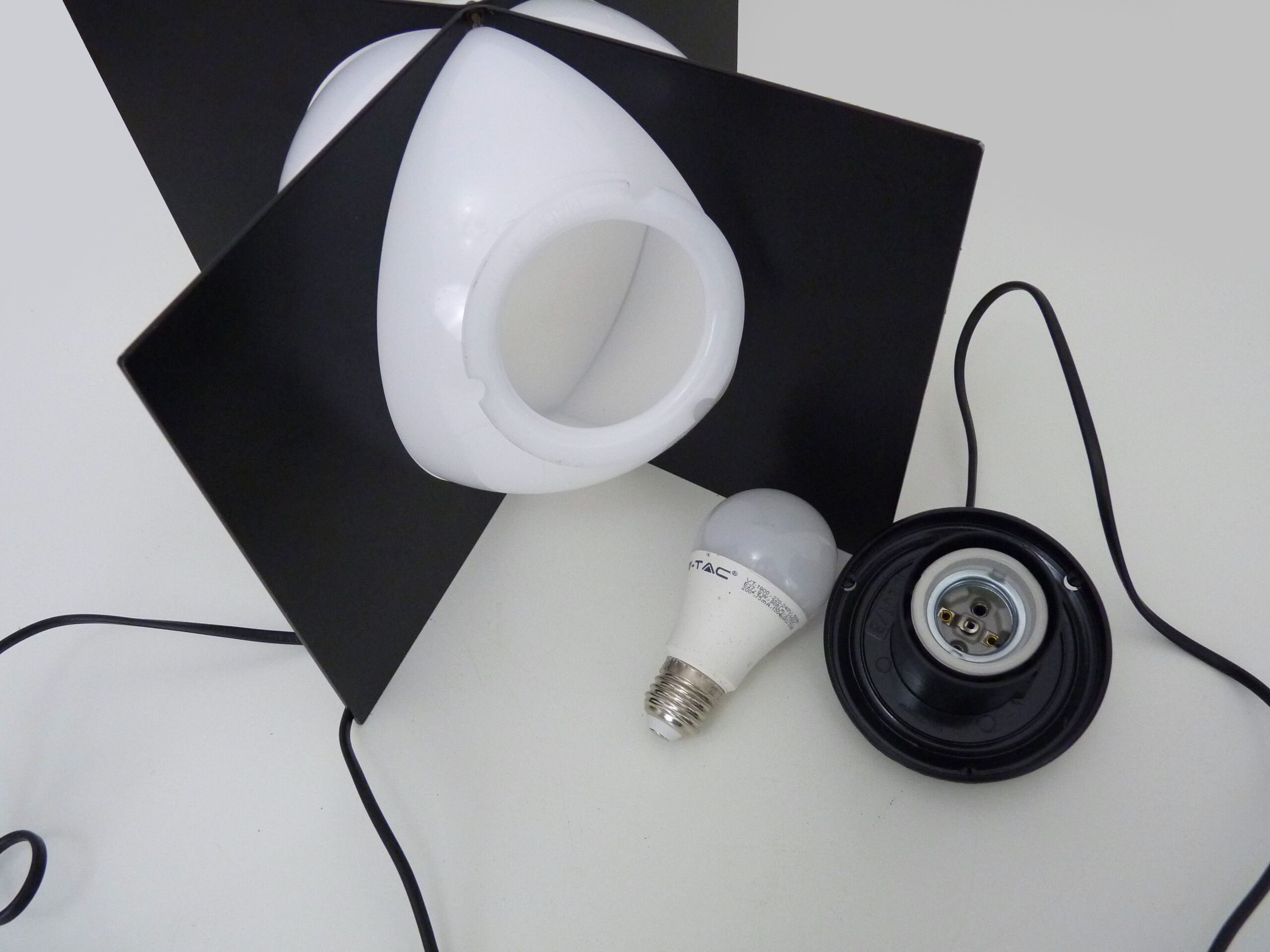 Lamp Luz Eva Maison Gautier structure in black metal and globe in white plastic