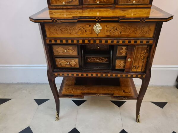 Bureau à gradin en marqueterie, aux fables de La Fontaine,  XIXème