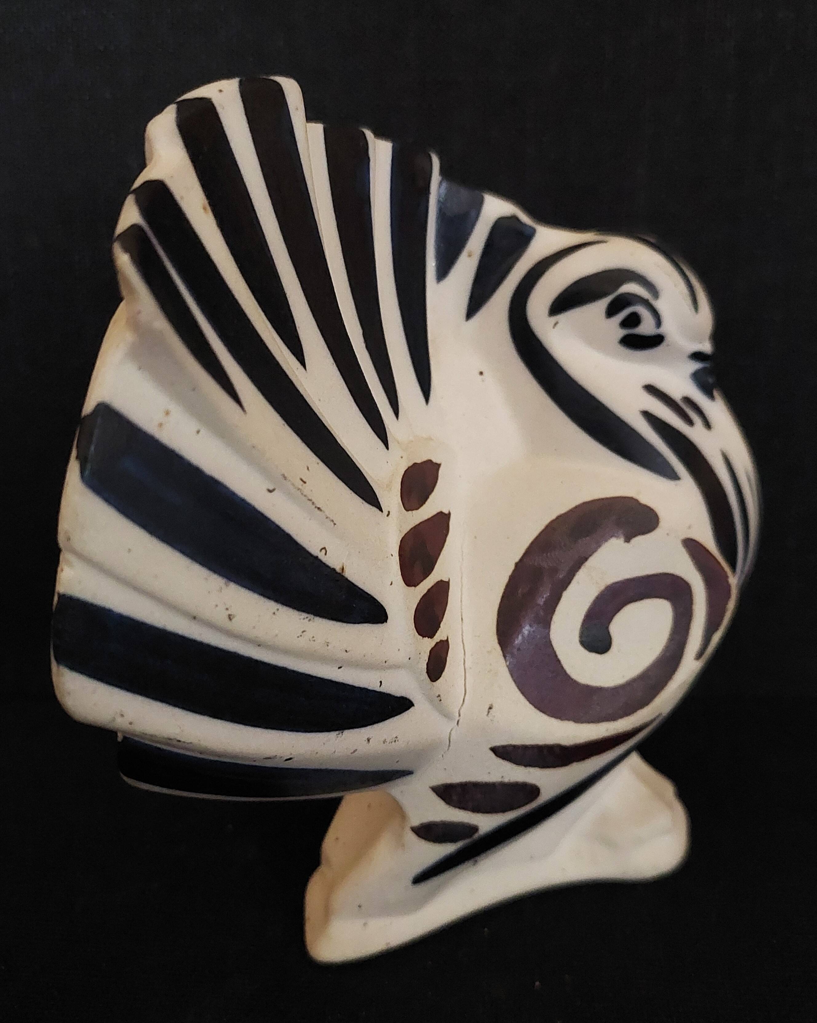Sandstone subject signed Otero Regal ceramic 20th century bird