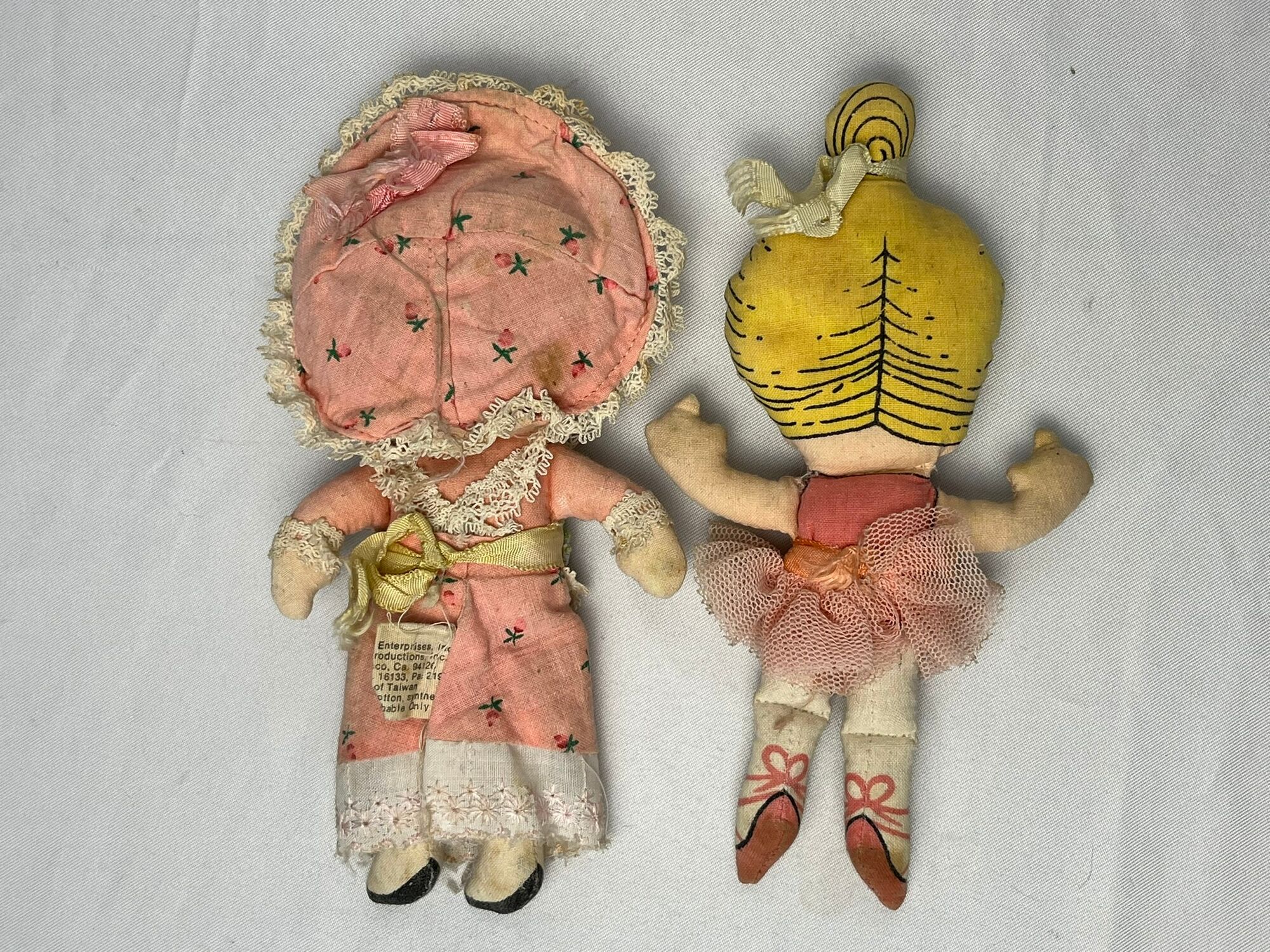 Jouets anciens, deux poupées de poche chiffon Wolpit California 1975