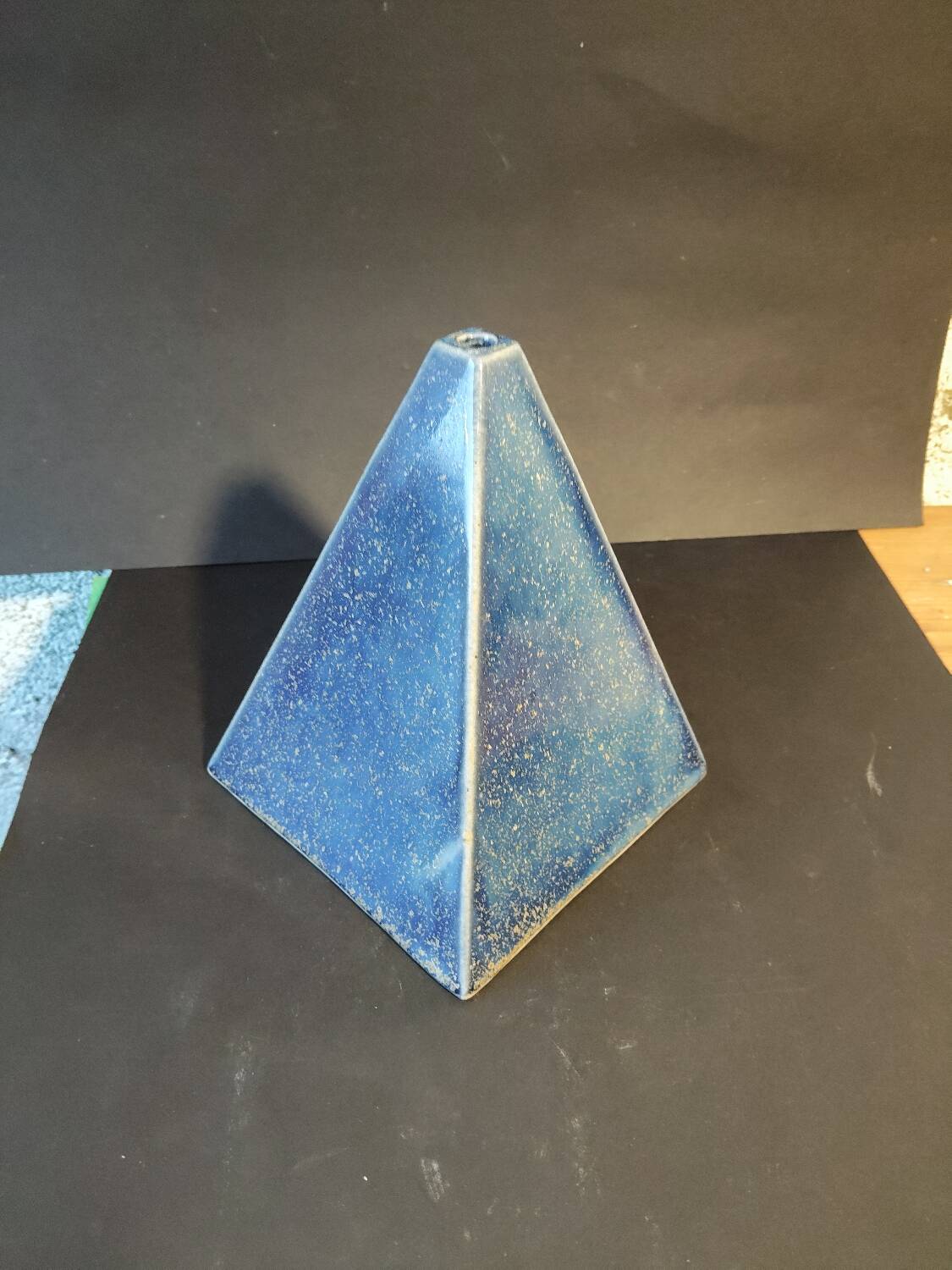 Soliflore pyramide en céramique émaillée bleu profond – pièce signée