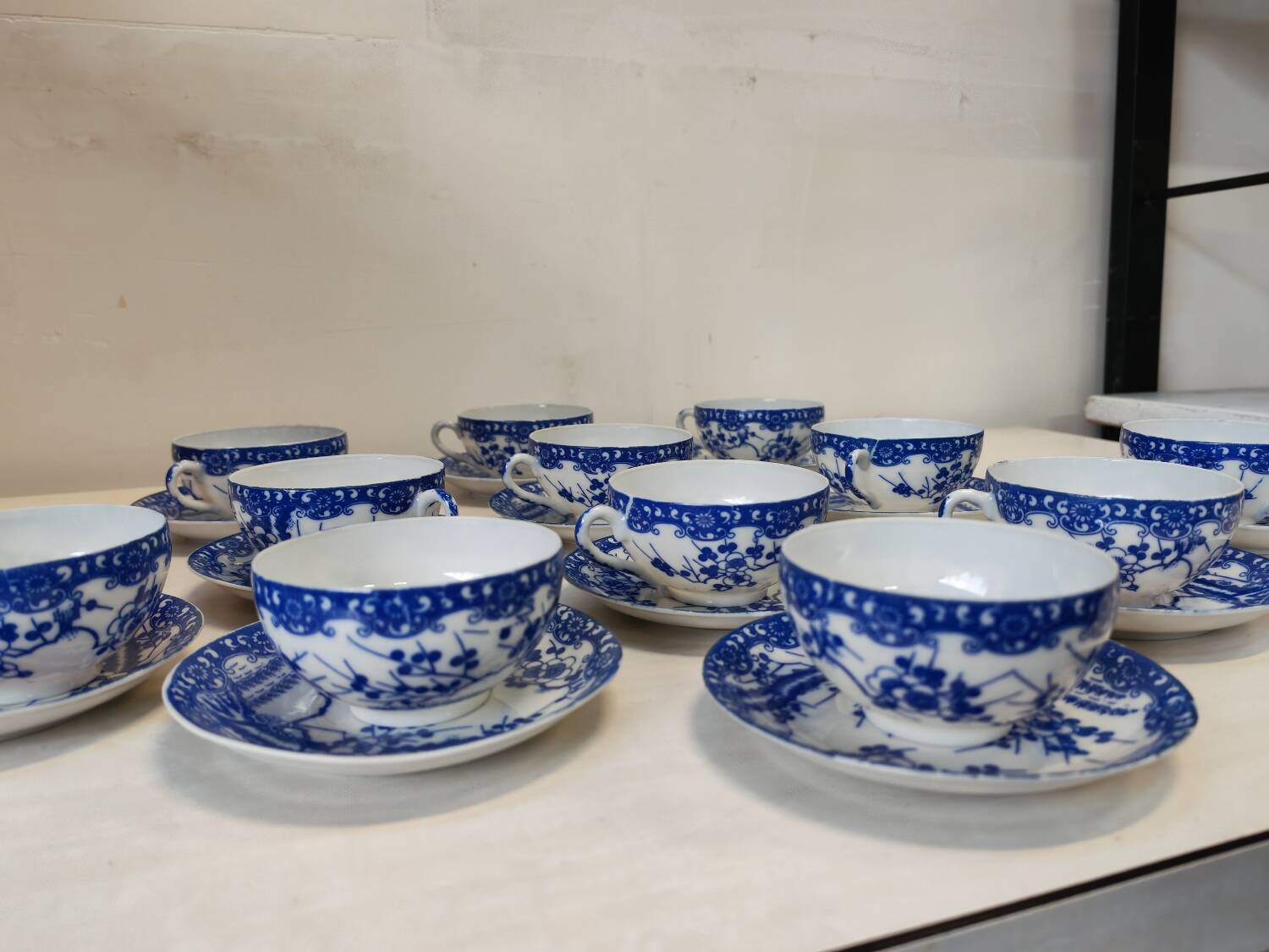 Magnifique Service de 12 Tasses et Soucoupes en Porcelaine