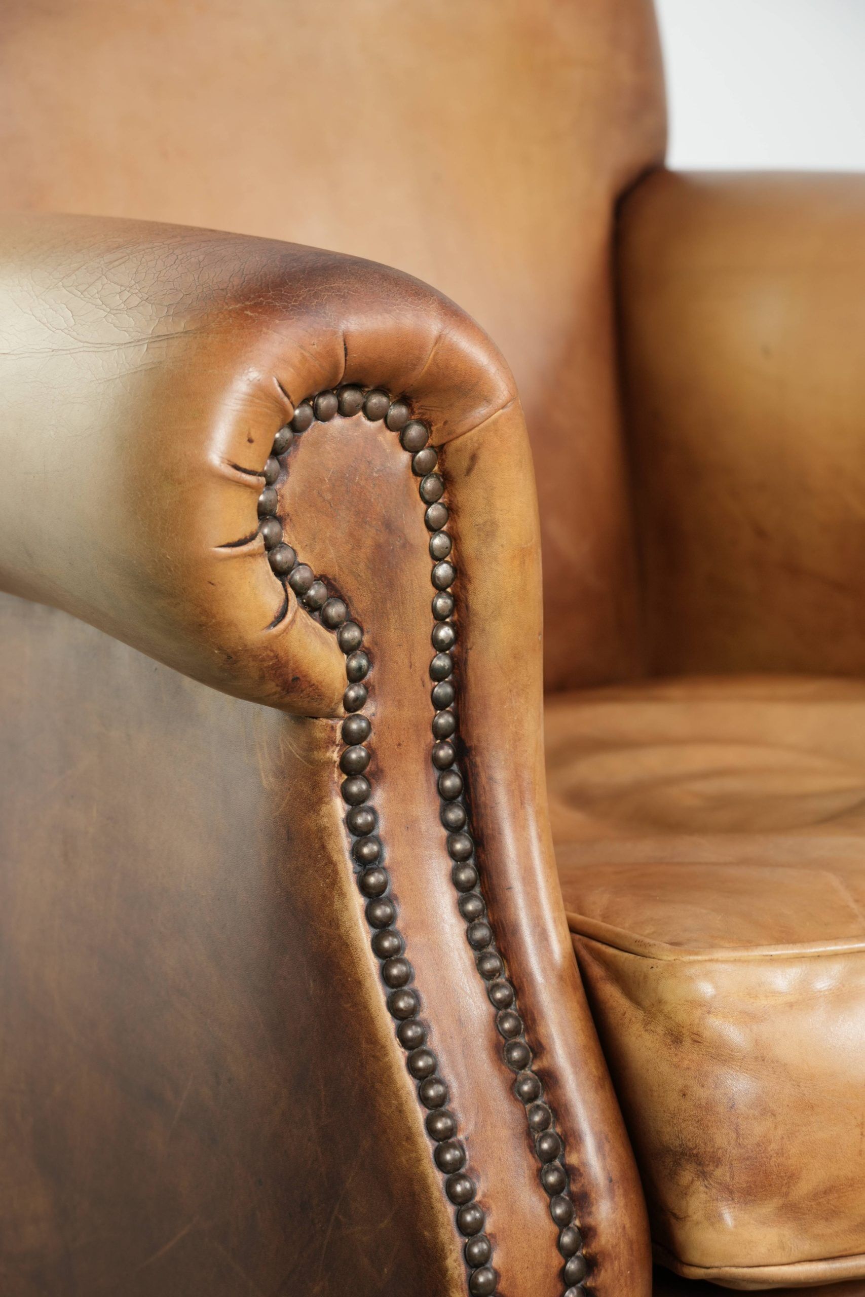 Fauteuil en cuir de vachette au look anglais caractéristique