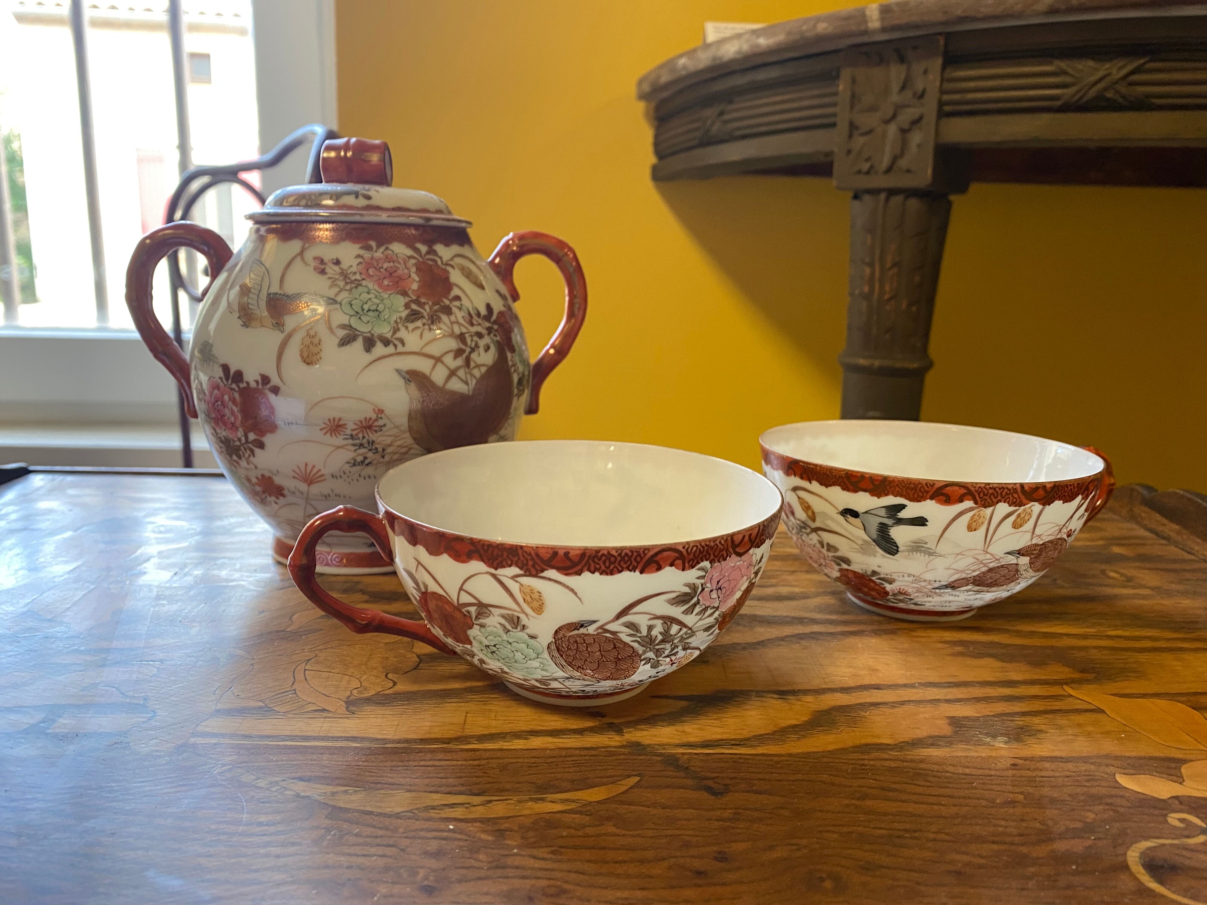 Lot of tea cups and Chinese porcelain pot