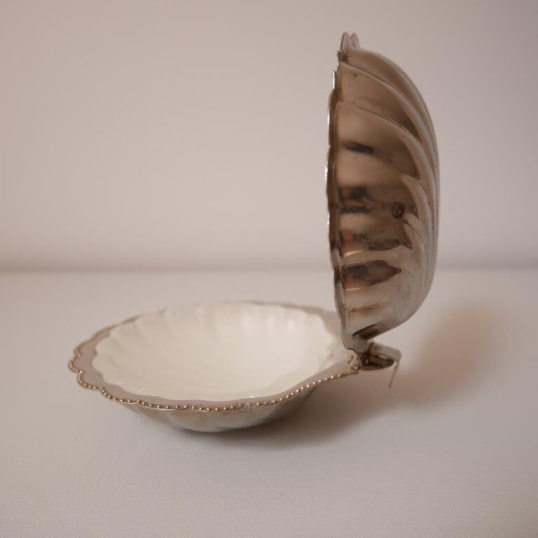 Soap dish or shell tray in silver metal