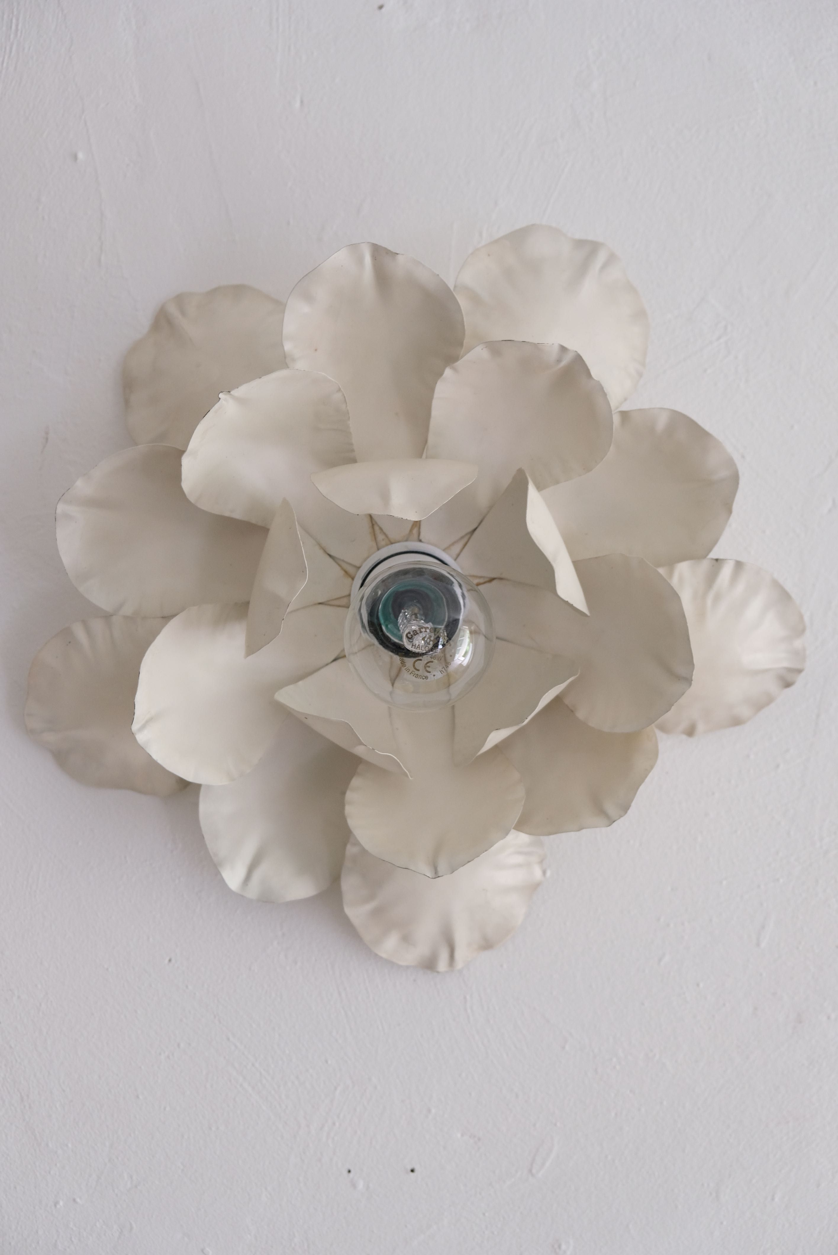 Pair of applique wall flower in white metal of the 1970s