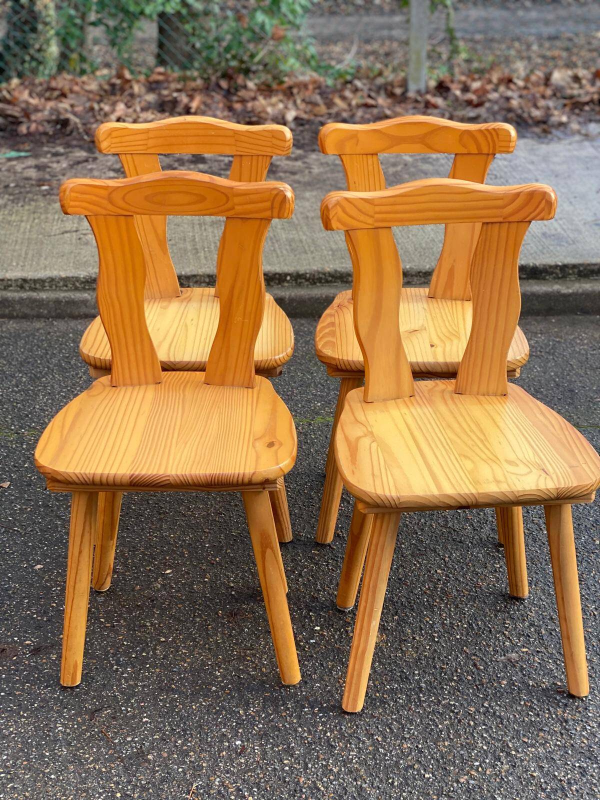 4 rounded Scandinavian dining chairs in solid pine from the 1980s.
