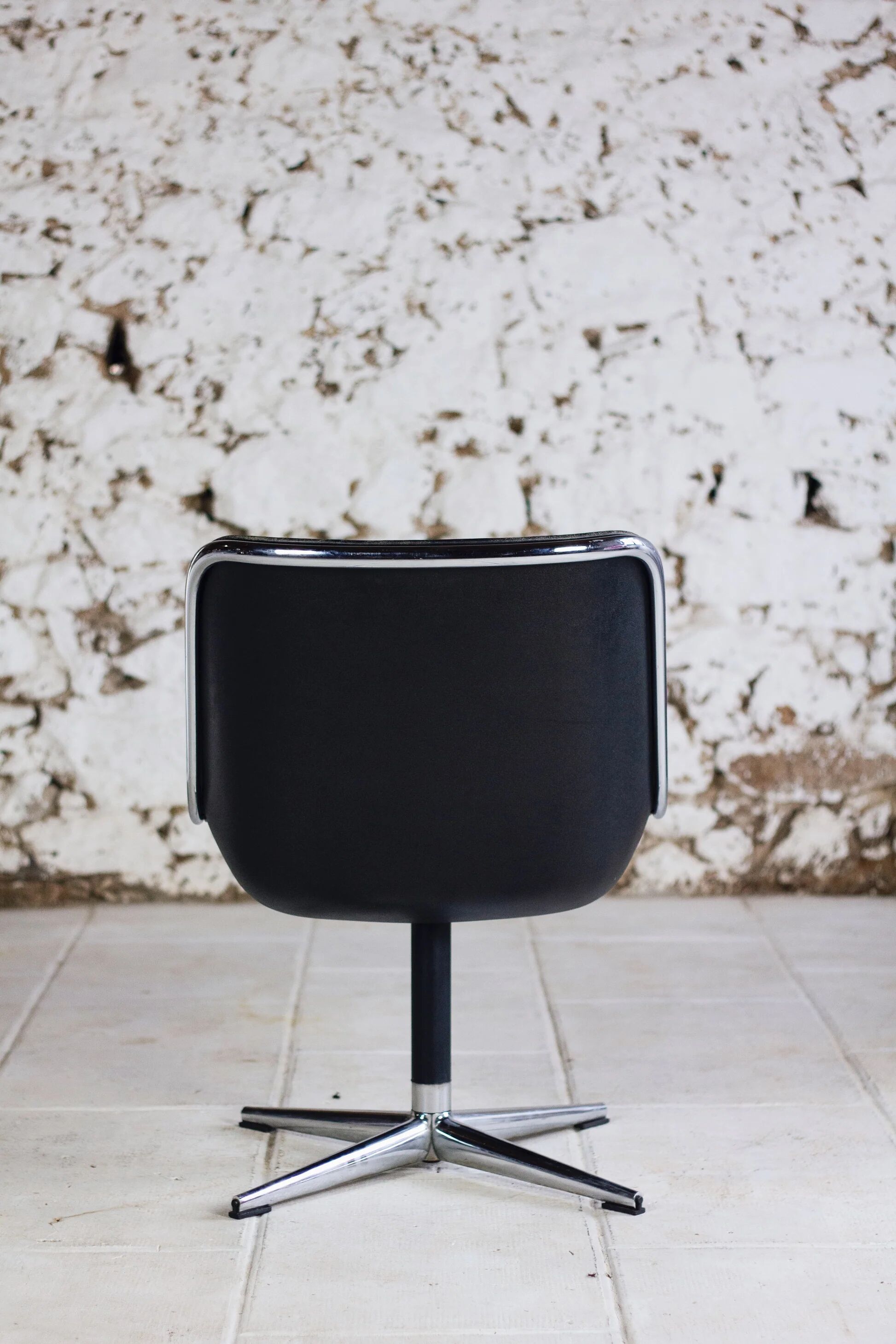 Black leather office chair by Charles Pollock for Knoll