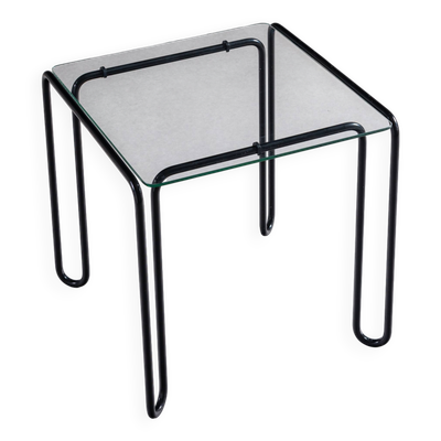 Table d'appoint minimaliste en fil métallique avec plateau en verre.