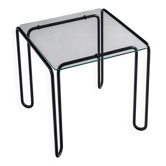 Table d'appoint minimaliste en fil métallique avec plateau en verre.