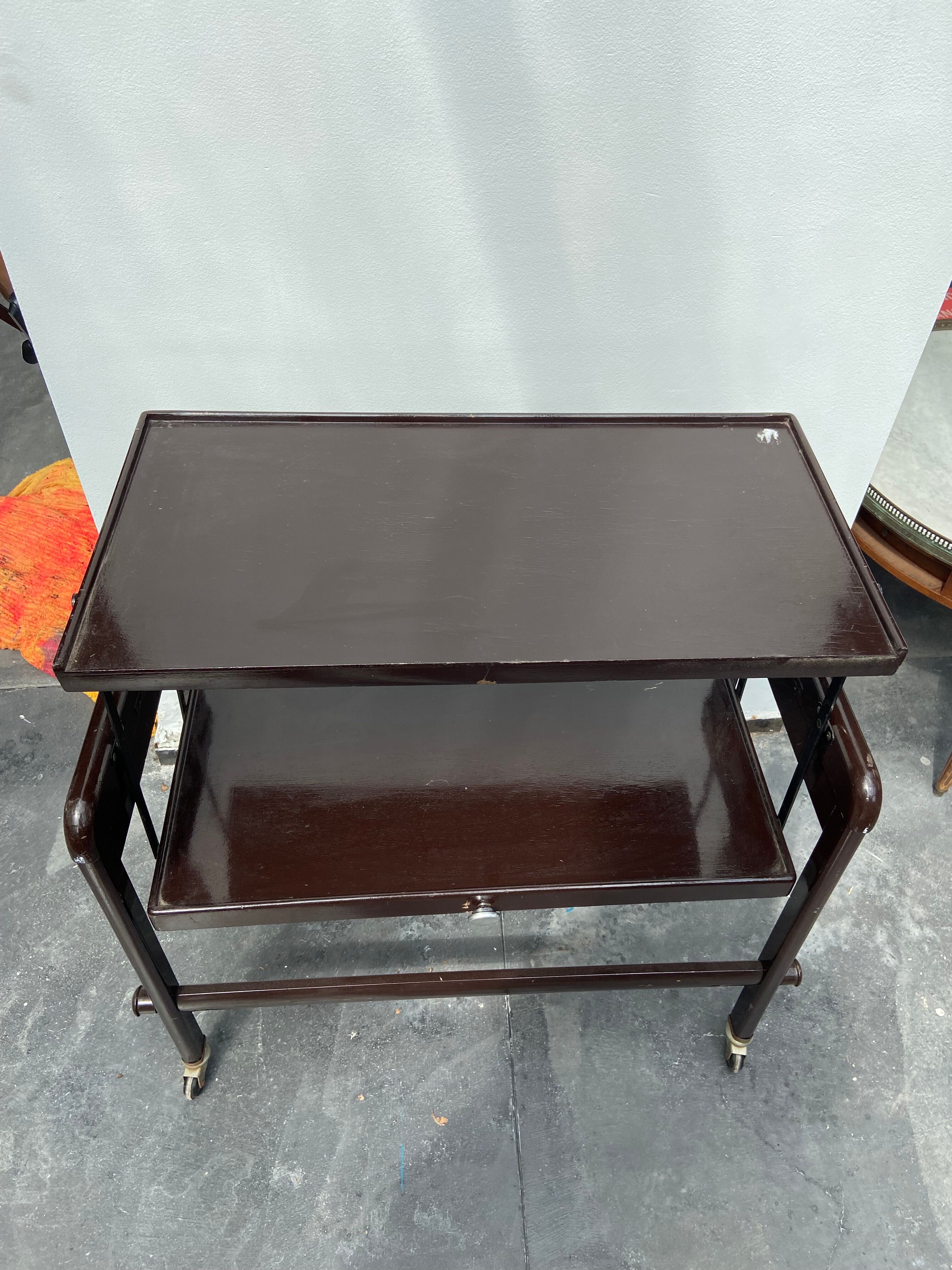 Rolling service with removable tray